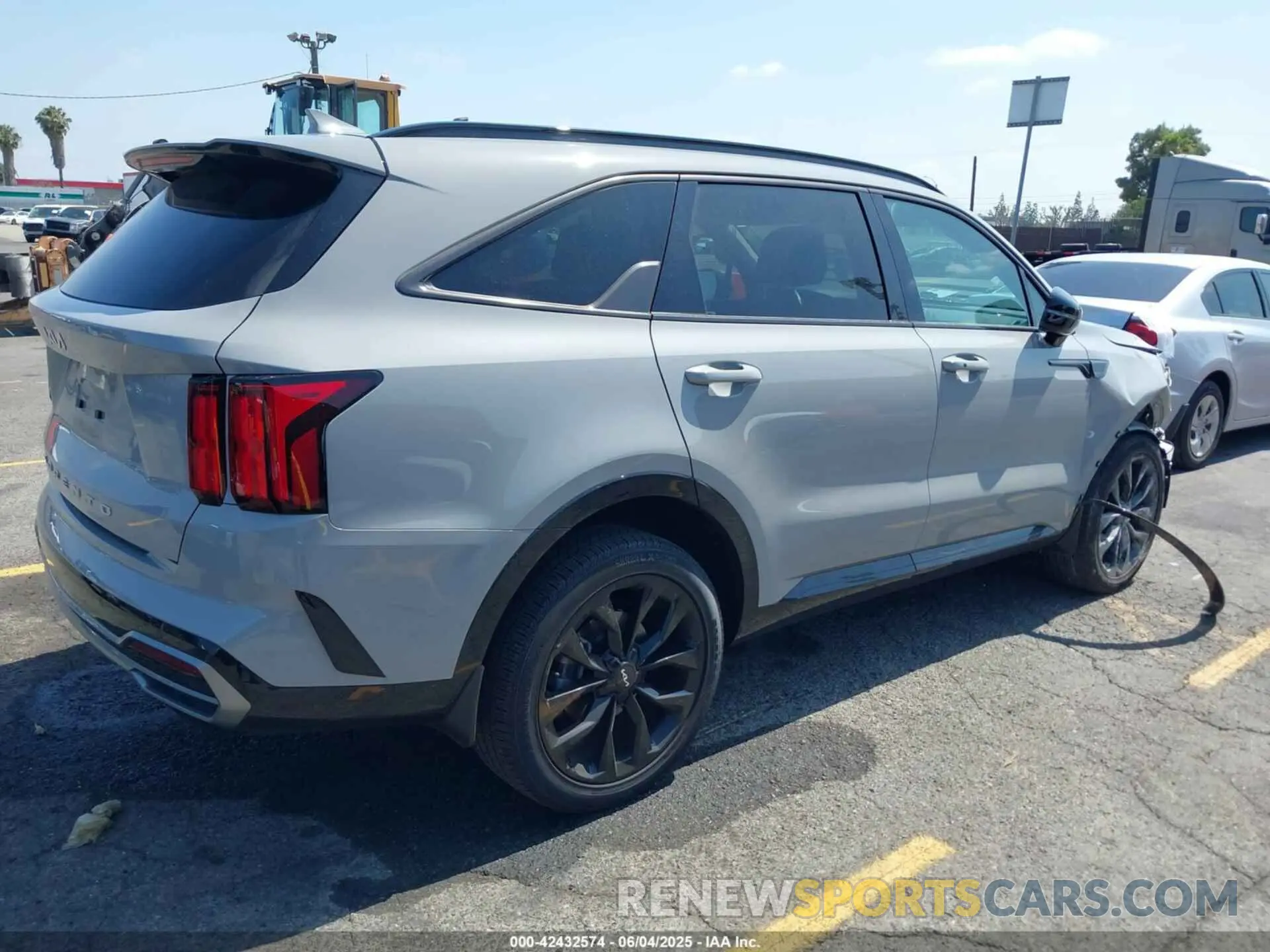 4 Photograph of a damaged car 5XYRKDLF4NG134651 KIA SORENTO 2022