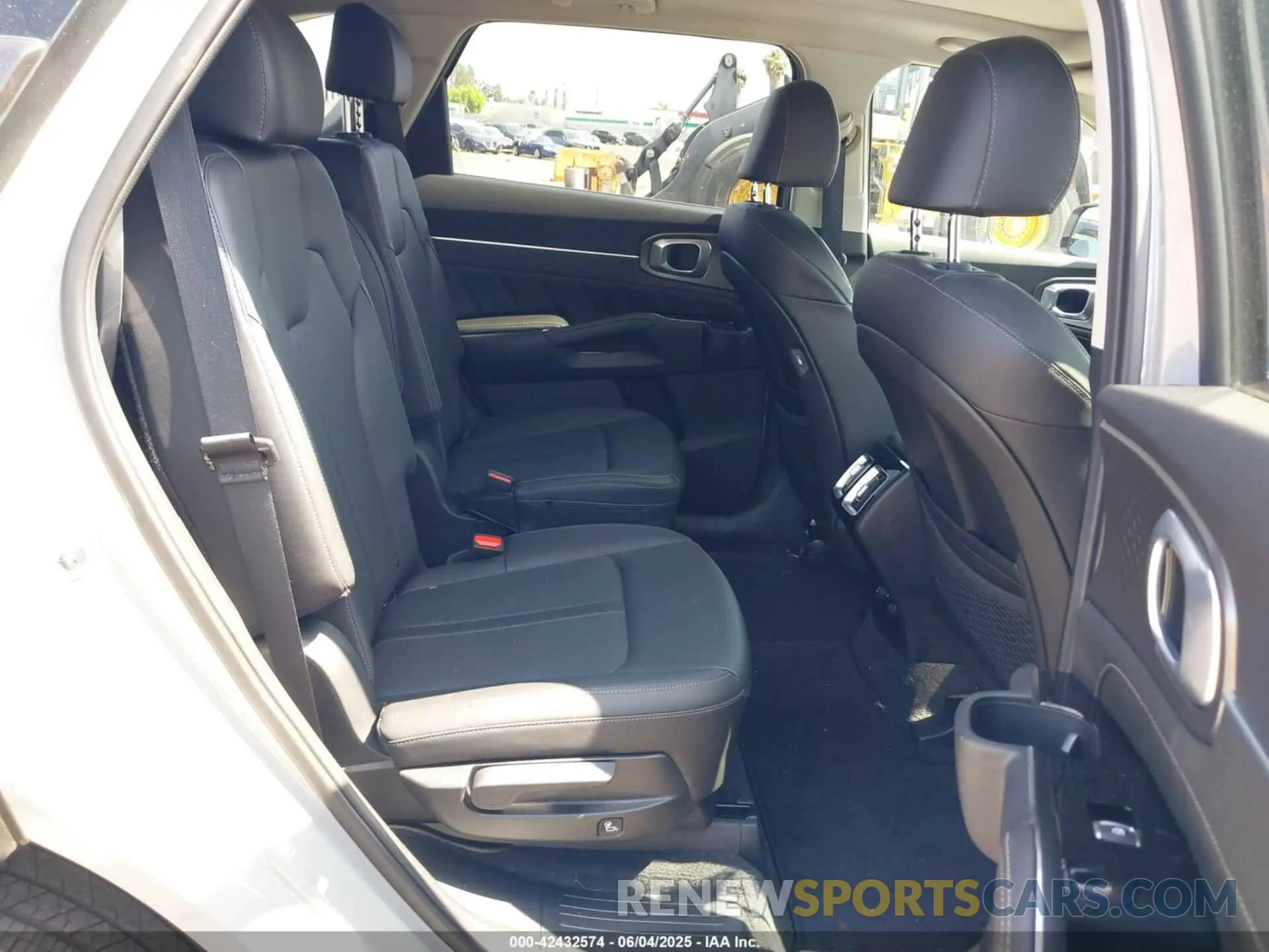 8 Photograph of a damaged car 5XYRKDLF4NG134651 KIA SORENTO 2022