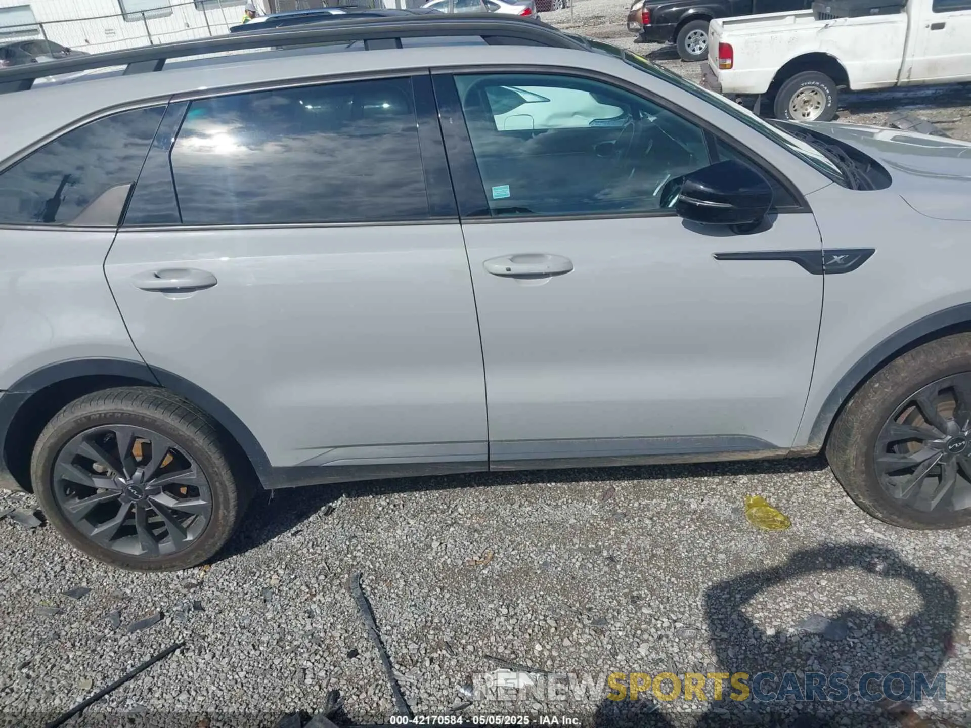 13 Photograph of a damaged car 5XYRKDLF6NG093083 KIA SORENTO 2022
