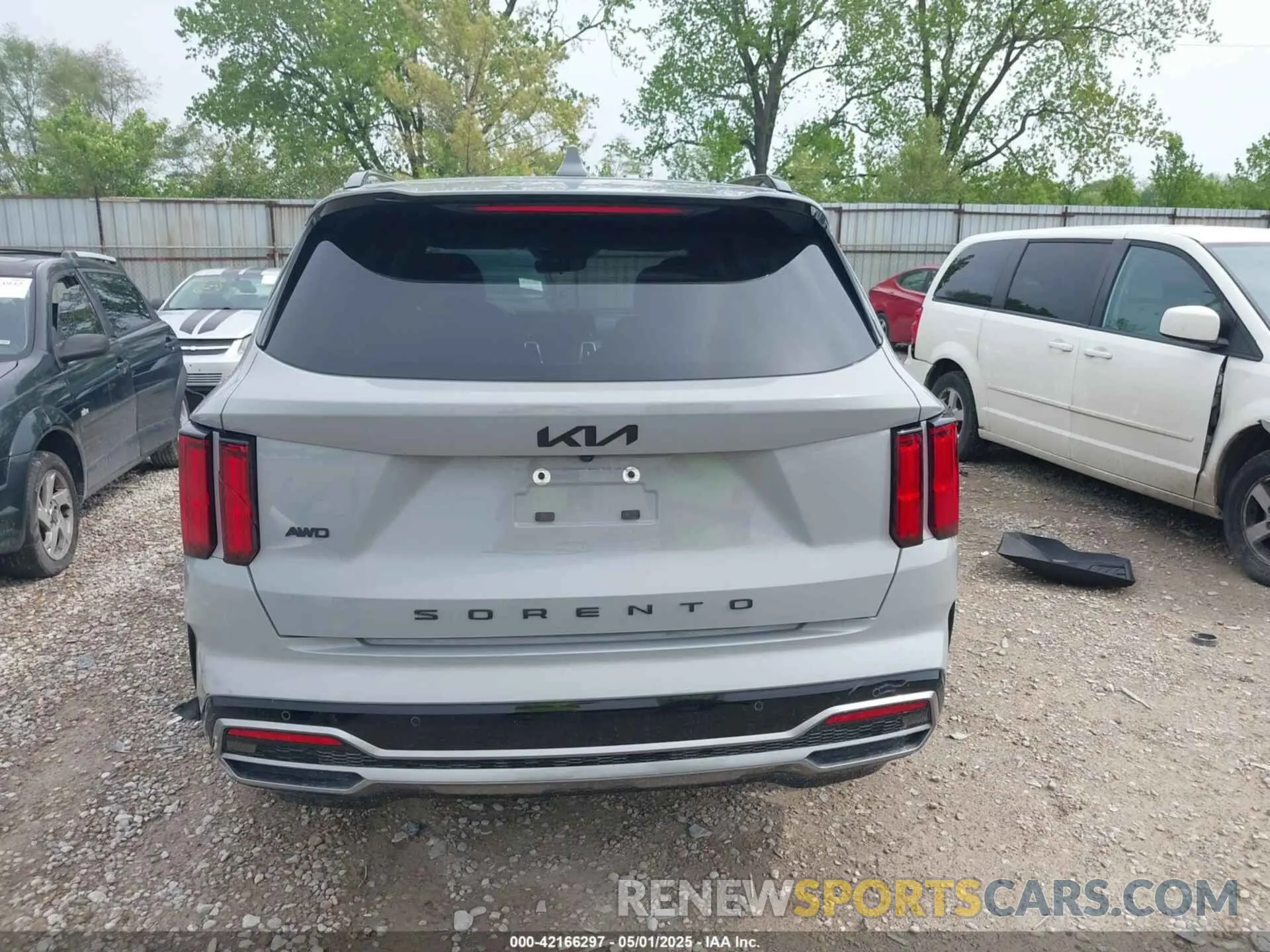 17 Photograph of a damaged car 5XYRKDLF9NG079825 KIA SORENTO 2022