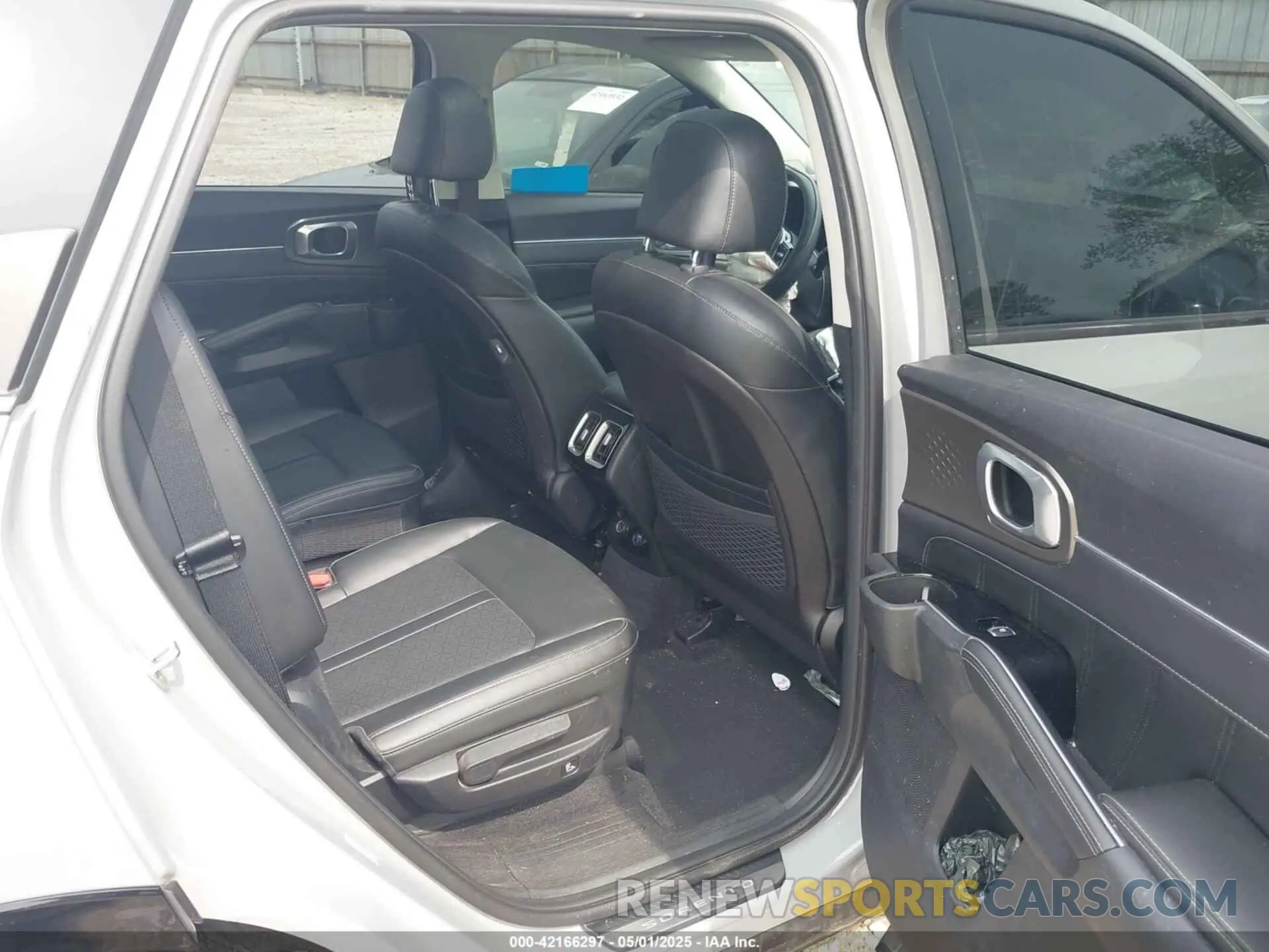 8 Photograph of a damaged car 5XYRKDLF9NG079825 KIA SORENTO 2022