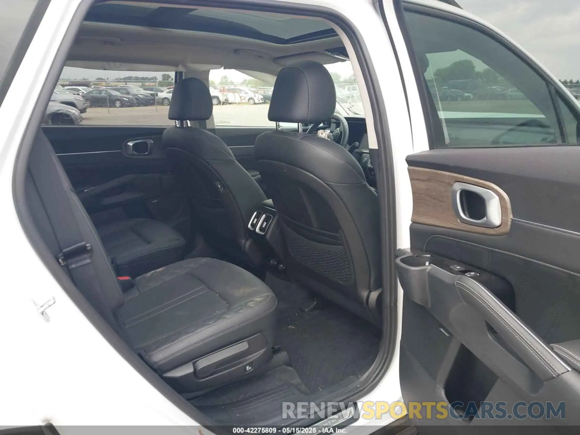 8 Photograph of a damaged car 5XYRKDLFXNG111374 KIA SORENTO 2022