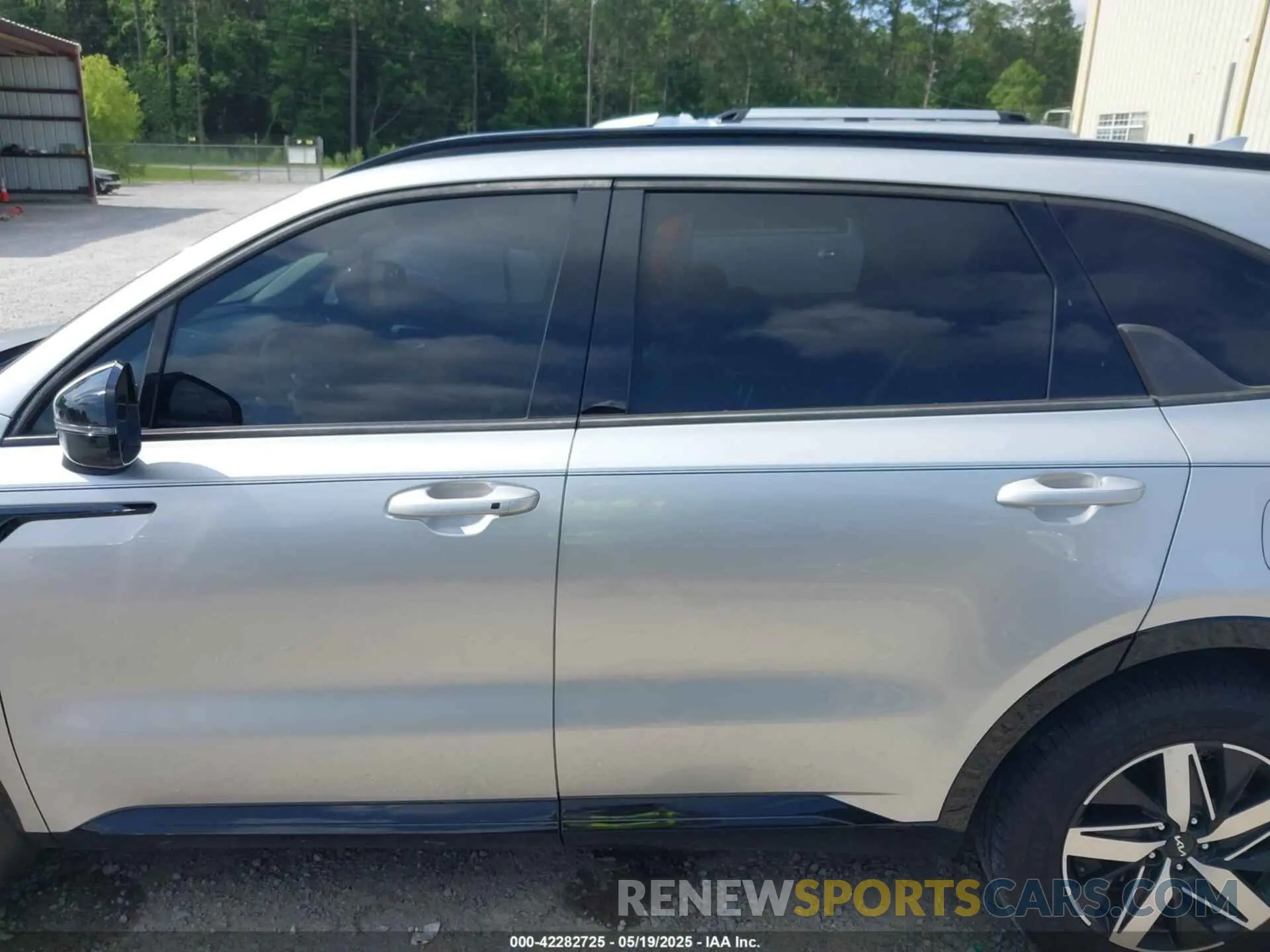 14 Photograph of a damaged car 5XYRL4LC0NG087721 KIA SORENTO 2022