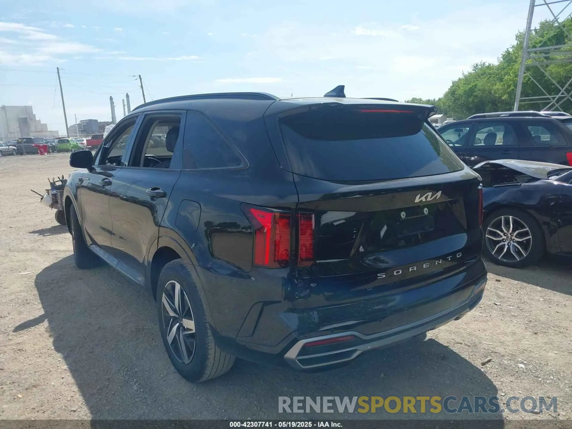 3 Photograph of a damaged car 5XYRL4LC2NG104034 KIA SORENTO 2022