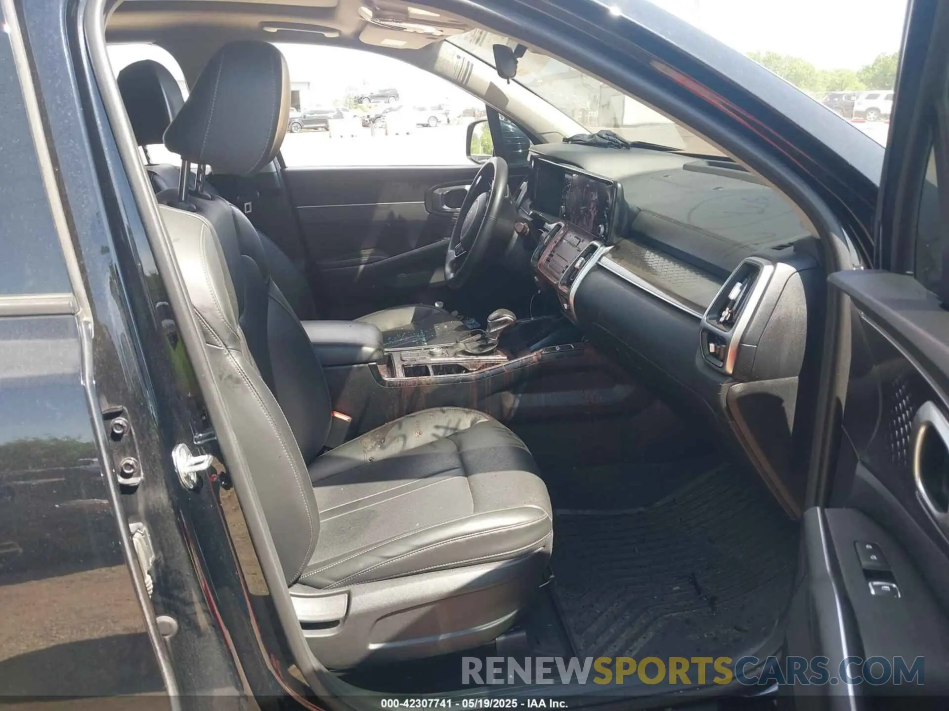 5 Photograph of a damaged car 5XYRL4LC2NG104034 KIA SORENTO 2022