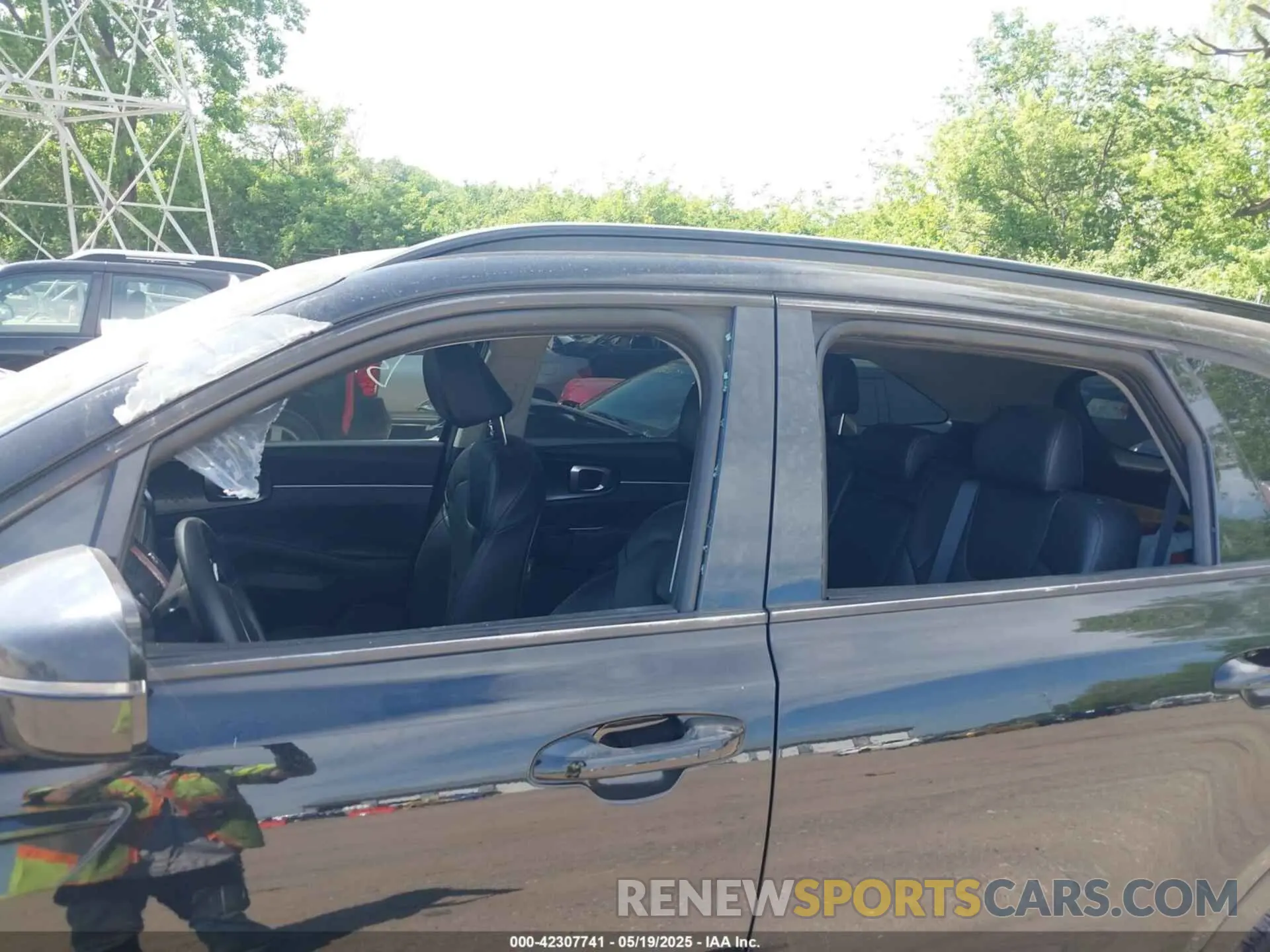 6 Photograph of a damaged car 5XYRL4LC2NG104034 KIA SORENTO 2022