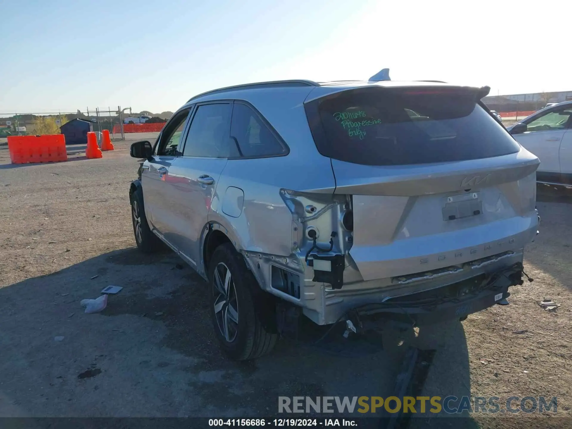 3 Photograph of a damaged car 5XYRL4LC2NG150043 KIA SORENTO 2022