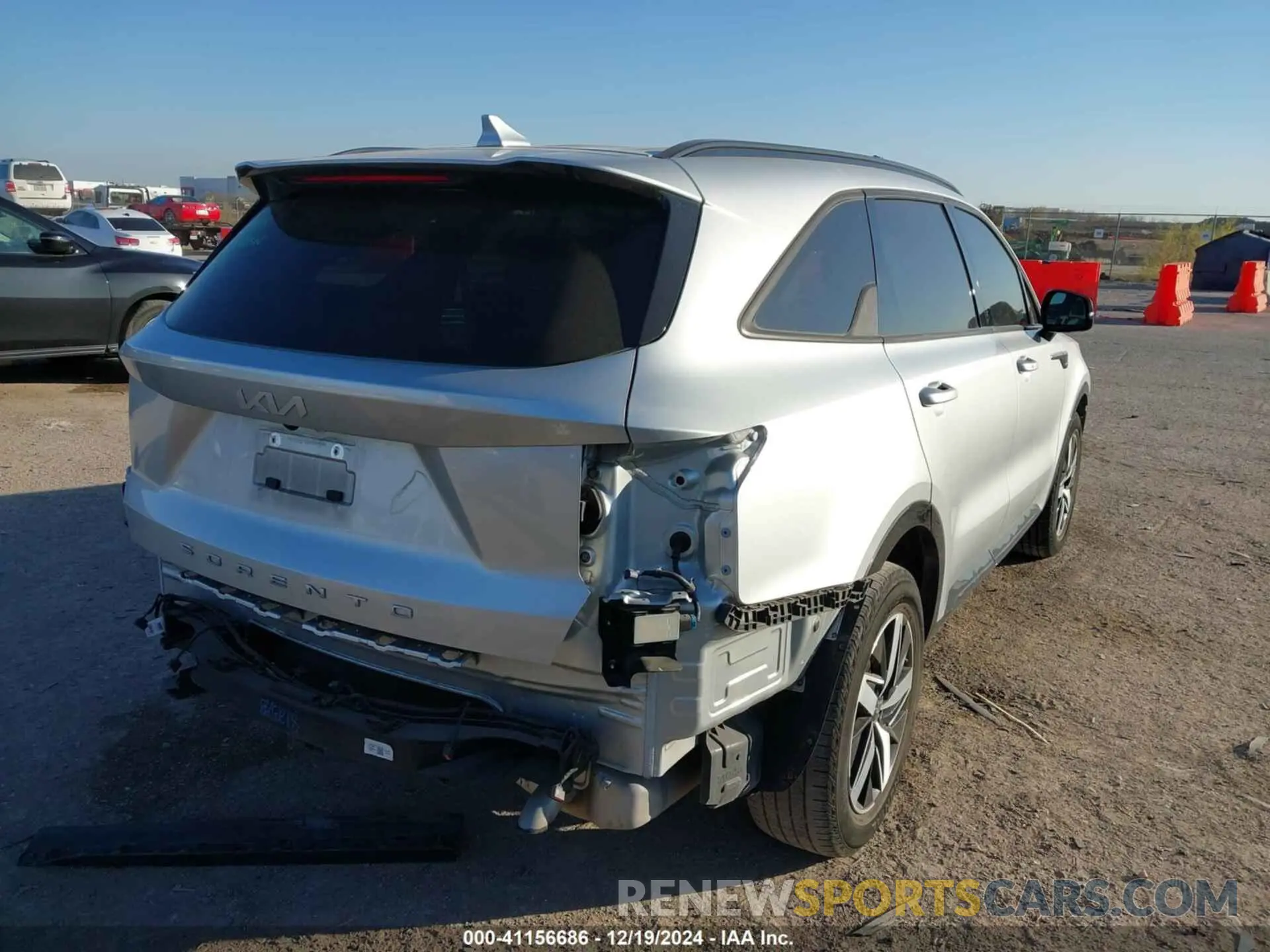 4 Photograph of a damaged car 5XYRL4LC2NG150043 KIA SORENTO 2022