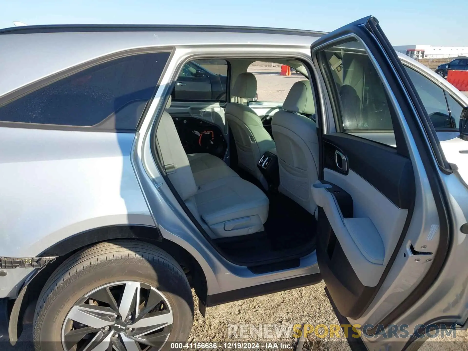 8 Photograph of a damaged car 5XYRL4LC2NG150043 KIA SORENTO 2022
