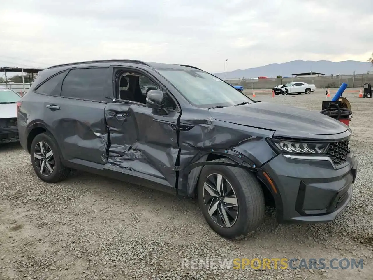 4 Photograph of a damaged car 5XYRL4LC3NG084988 KIA SORENTO 2022