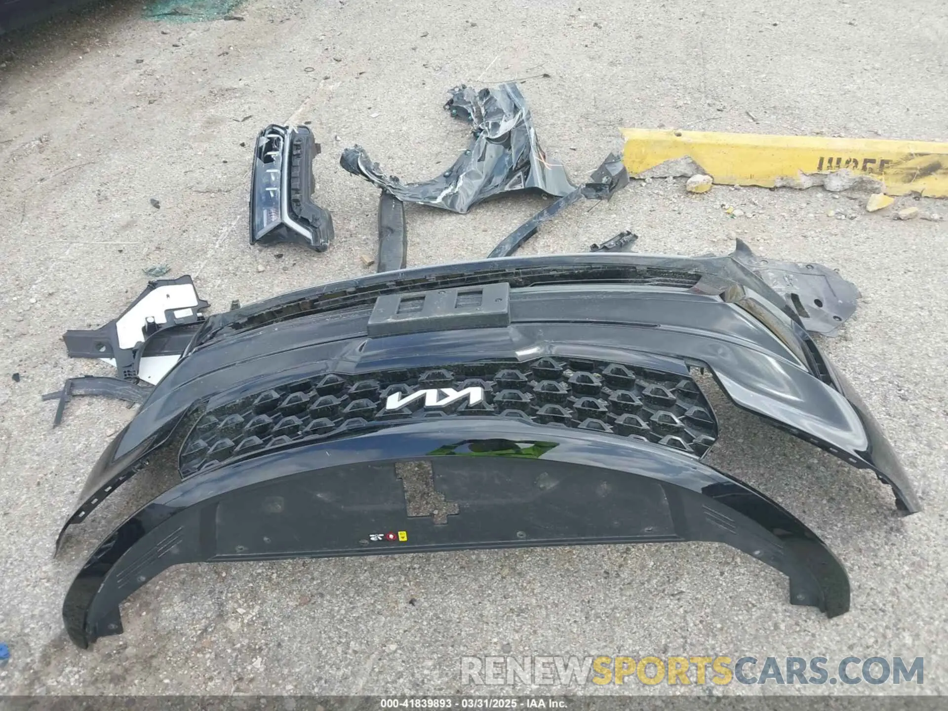 18 Photograph of a damaged car 5XYRL4LC3NG130092 KIA SORENTO 2022