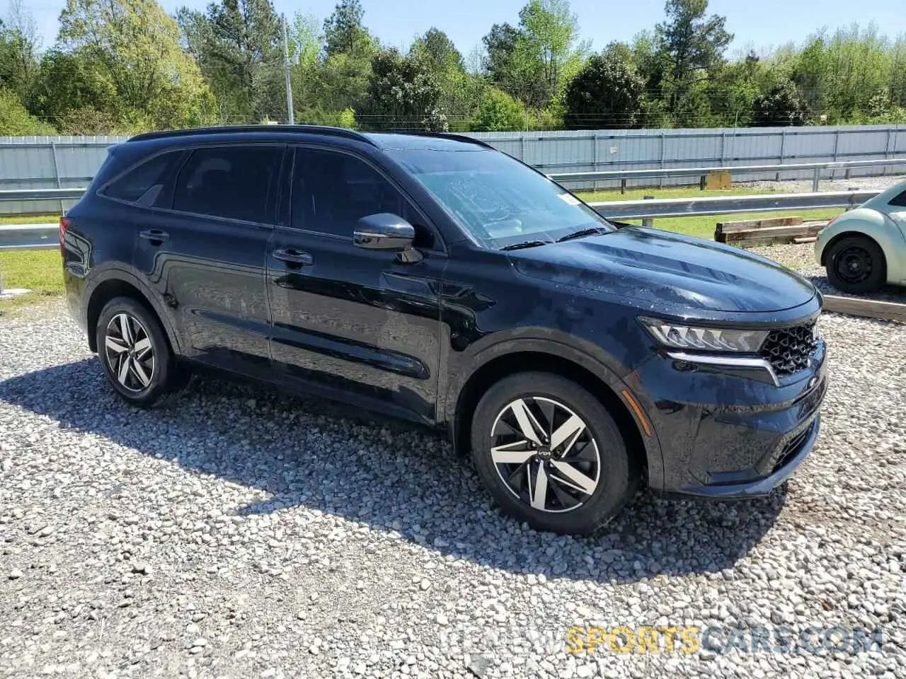 4 Photograph of a damaged car 5XYRL4LC4NG136953 KIA SORENTO 2022