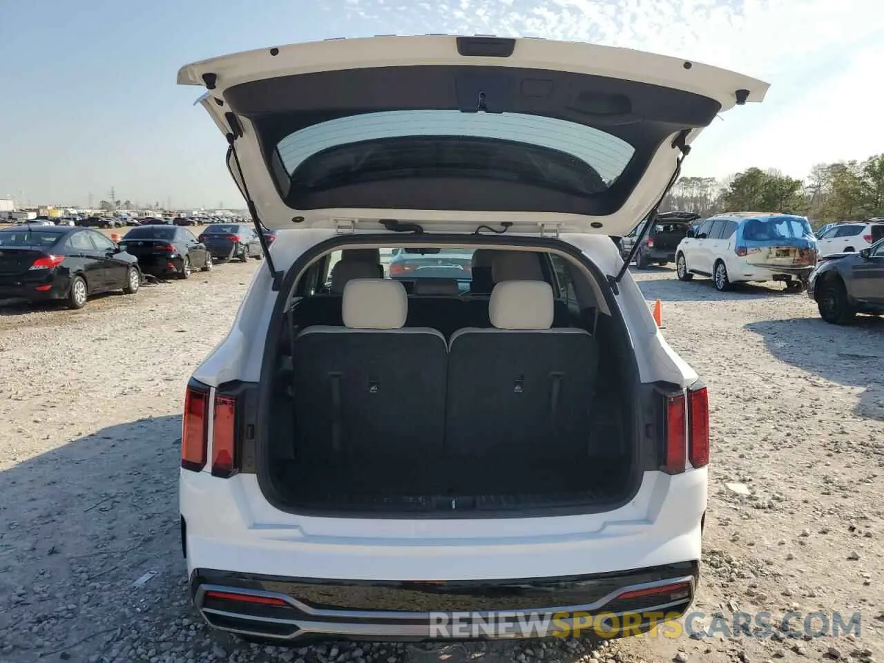 6 Photograph of a damaged car 5XYRL4LC4NG146463 KIA SORENTO 2022