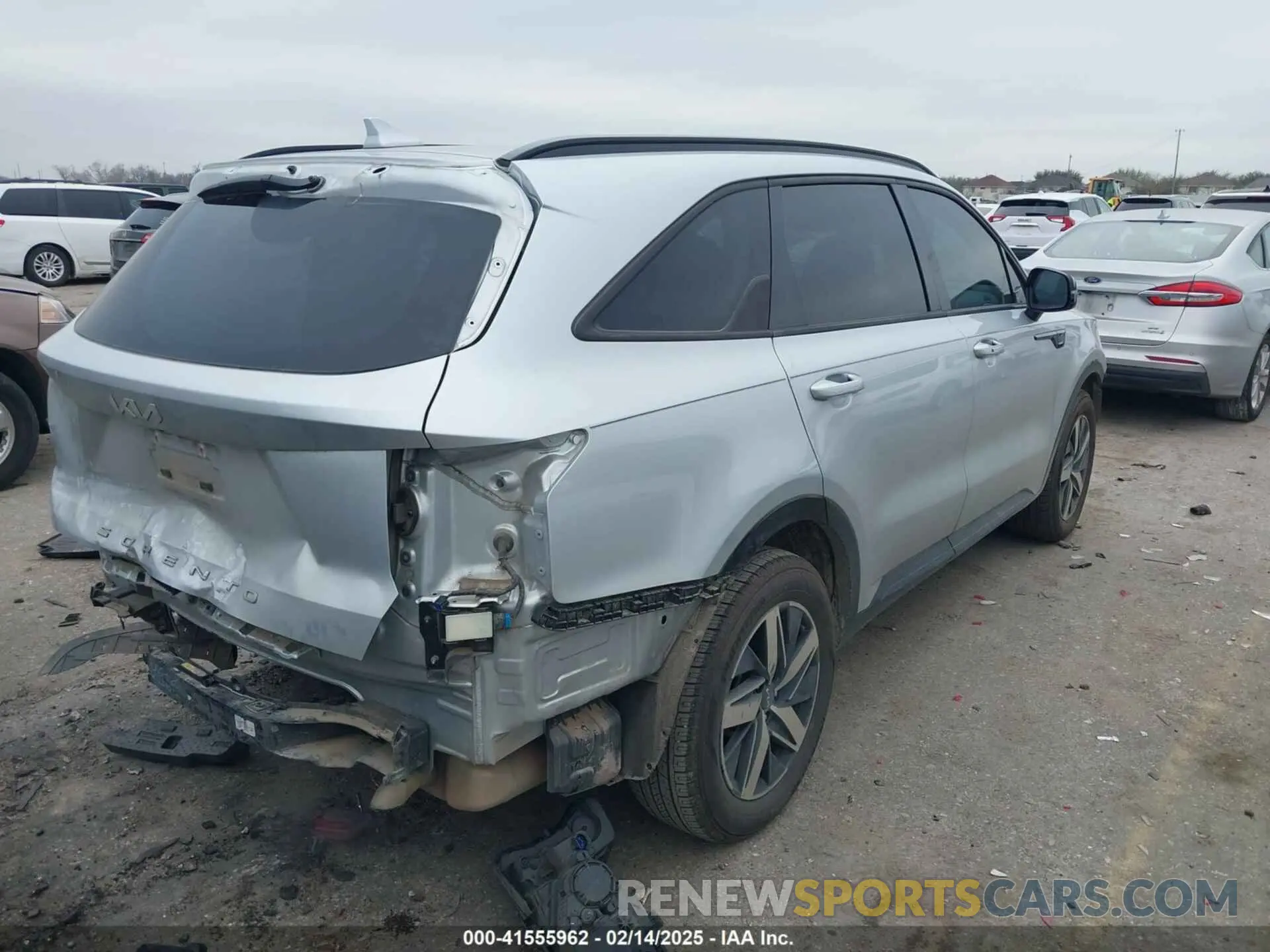 4 Photograph of a damaged car 5XYRL4LC4NG150190 KIA SORENTO 2022