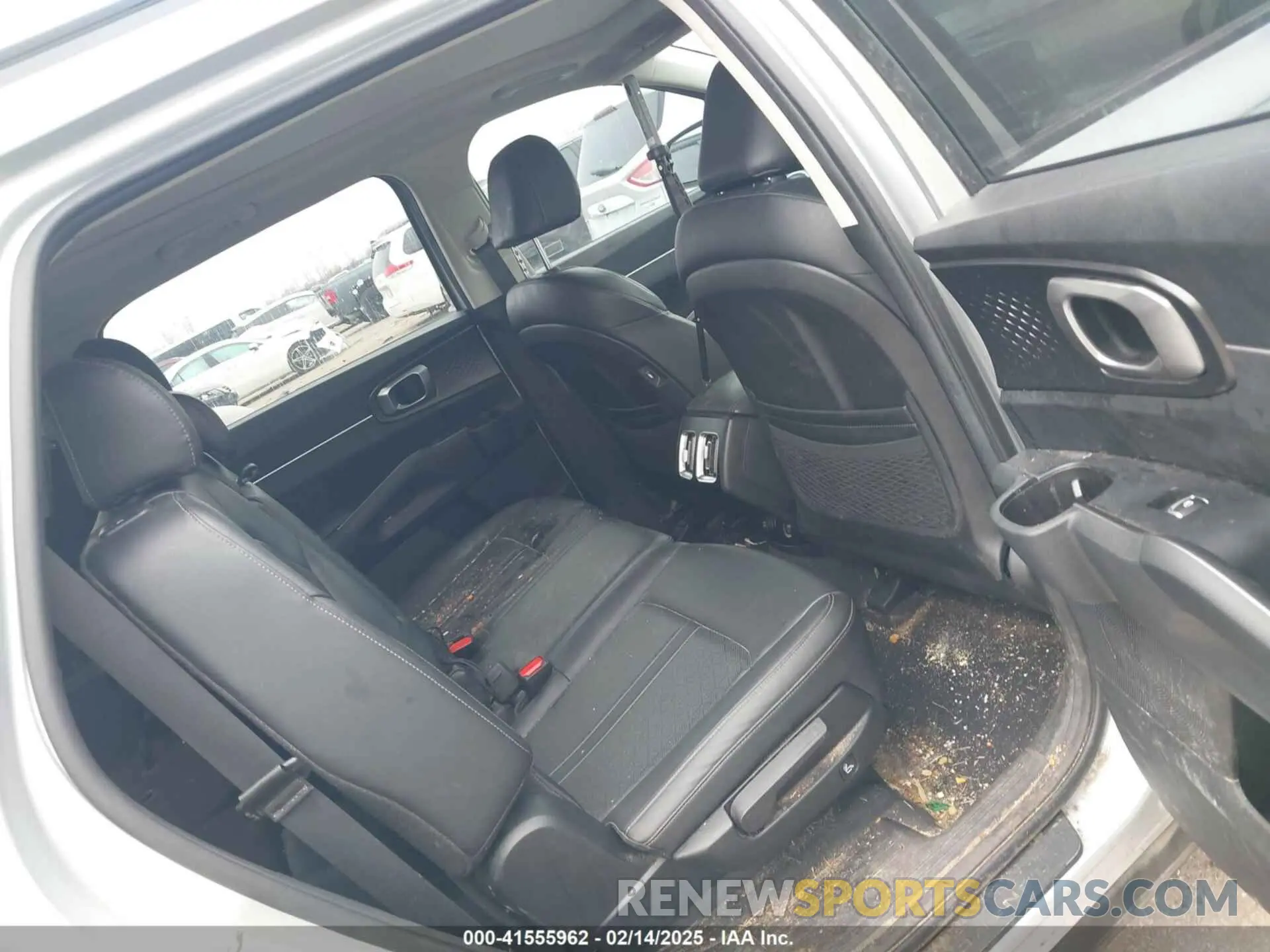 8 Photograph of a damaged car 5XYRL4LC4NG150190 KIA SORENTO 2022