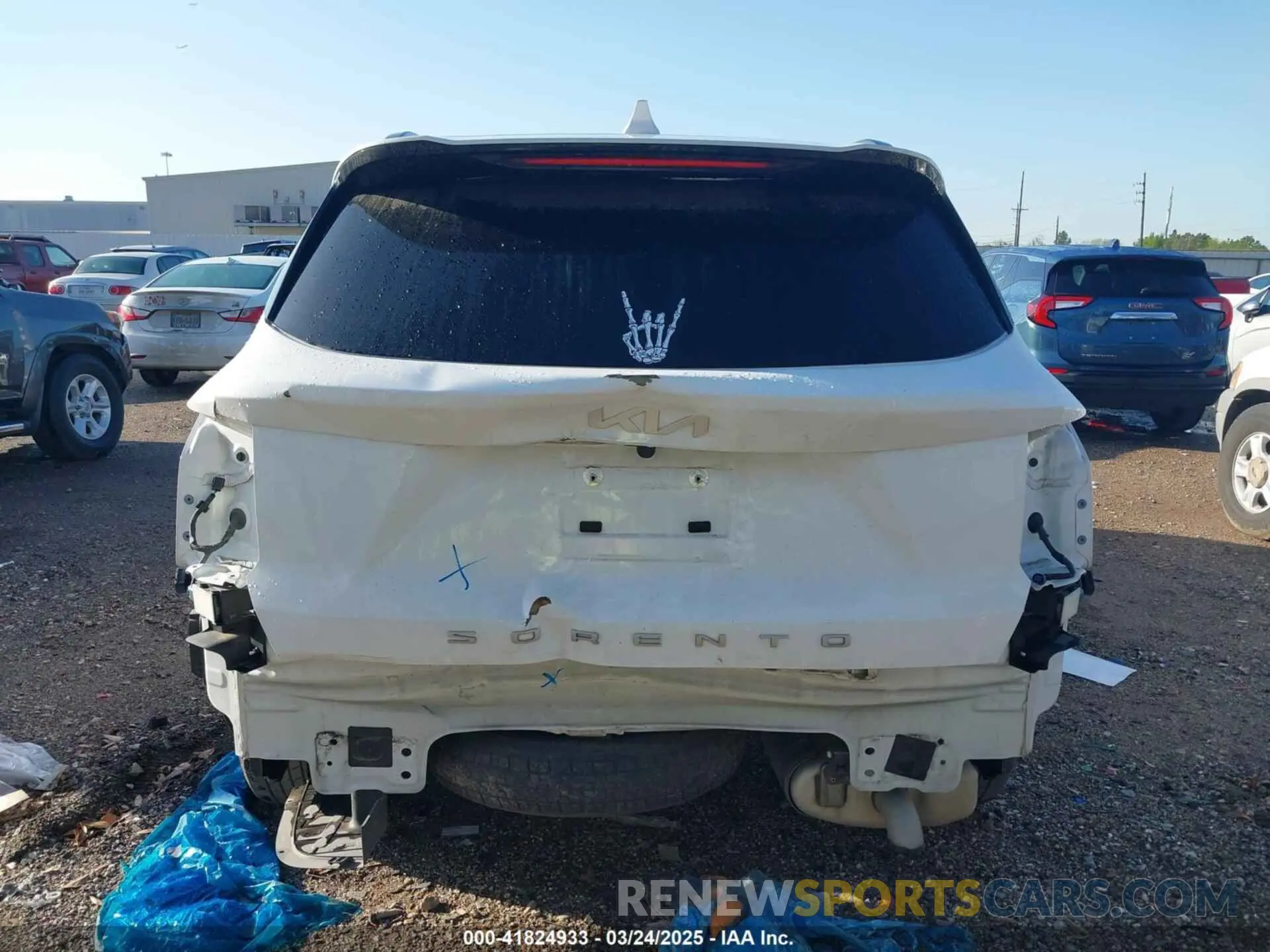 17 Photograph of a damaged car 5XYRL4LC5NG133480 KIA SORENTO 2022