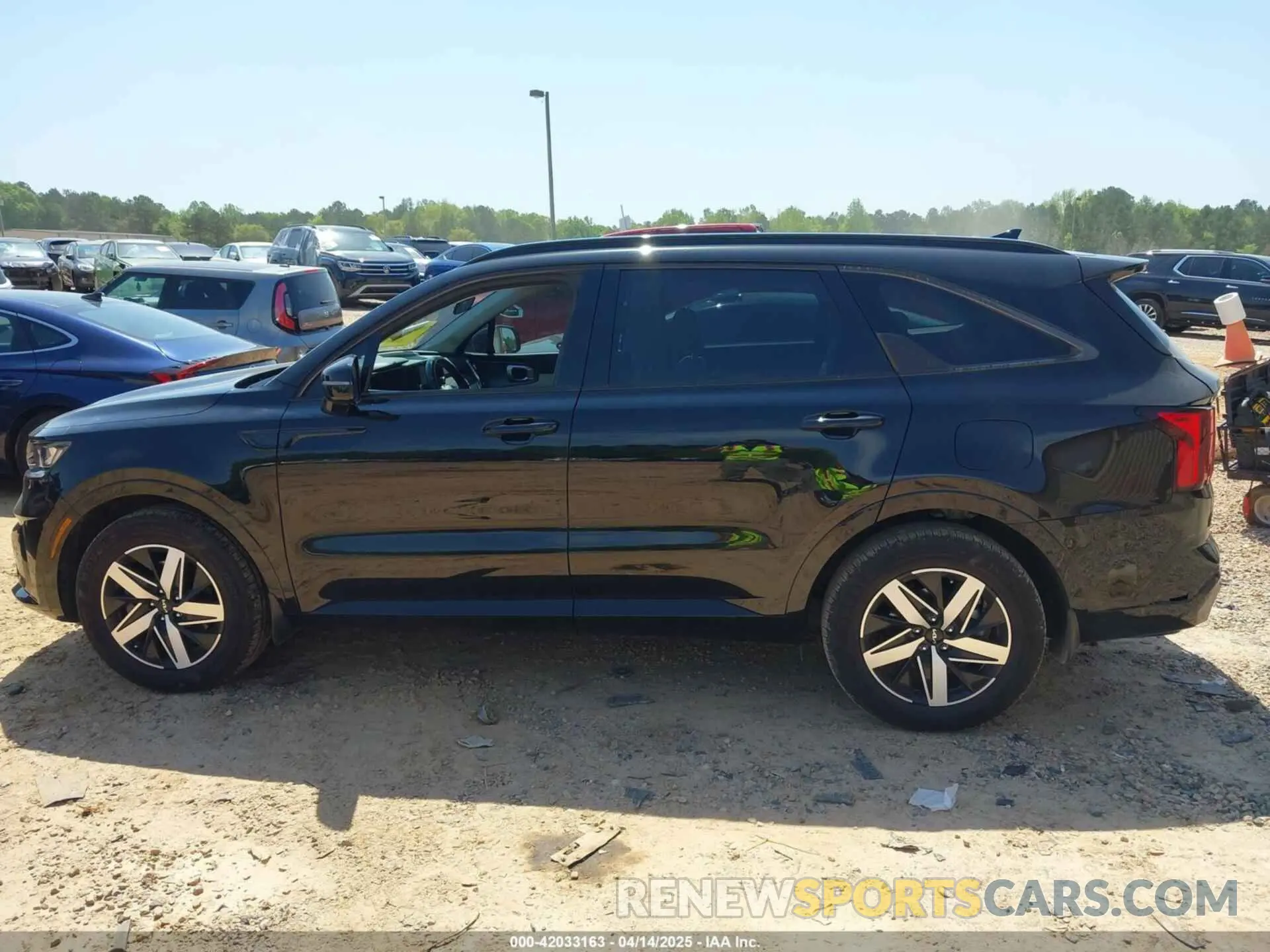 14 Photograph of a damaged car 5XYRL4LC5NG146164 KIA SORENTO 2022