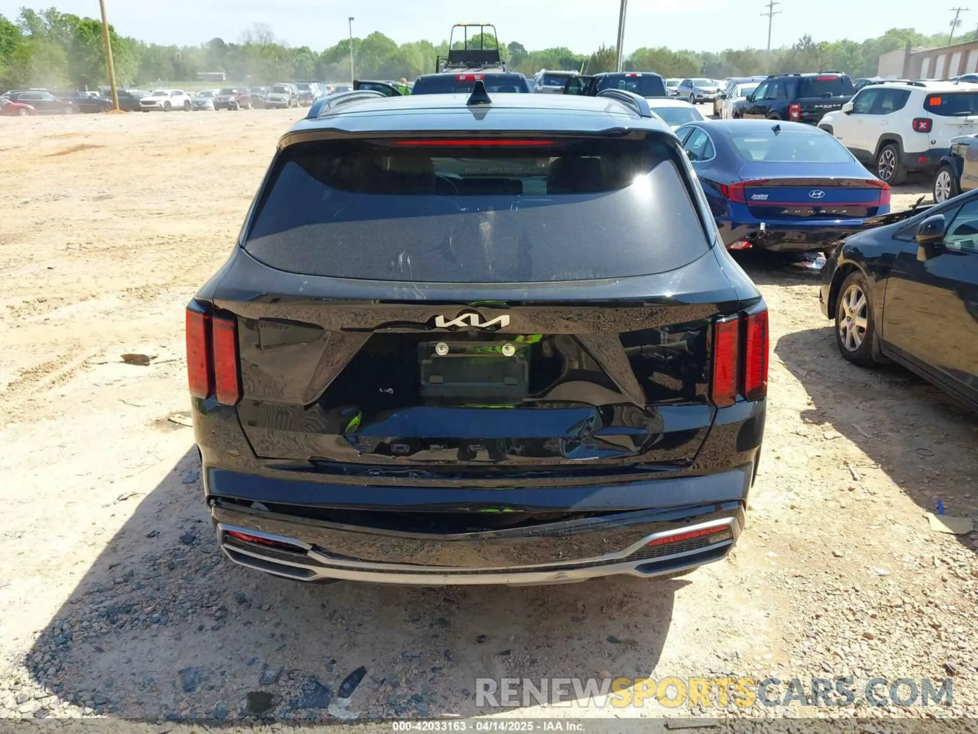 16 Photograph of a damaged car 5XYRL4LC5NG146164 KIA SORENTO 2022