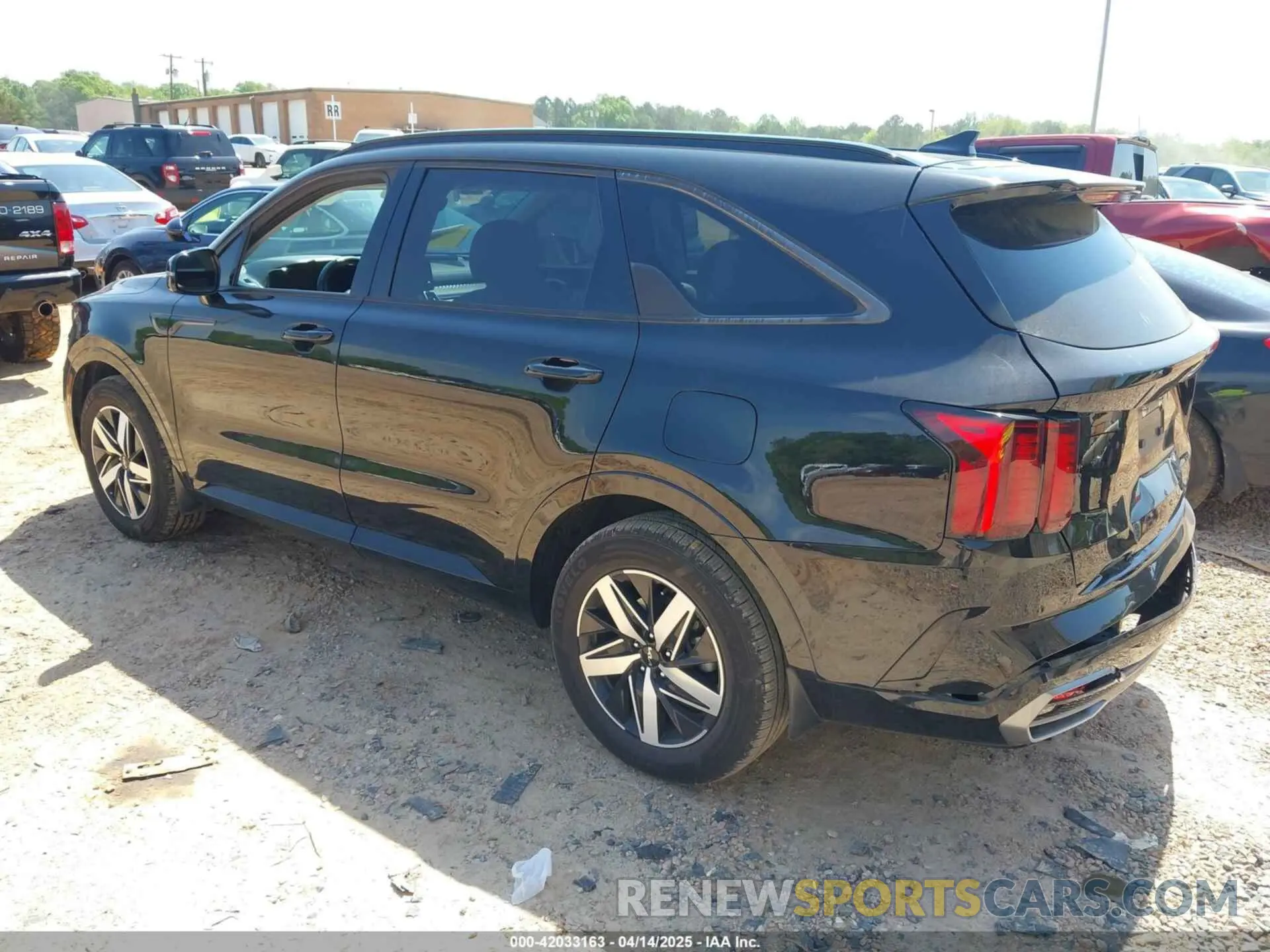 3 Photograph of a damaged car 5XYRL4LC5NG146164 KIA SORENTO 2022