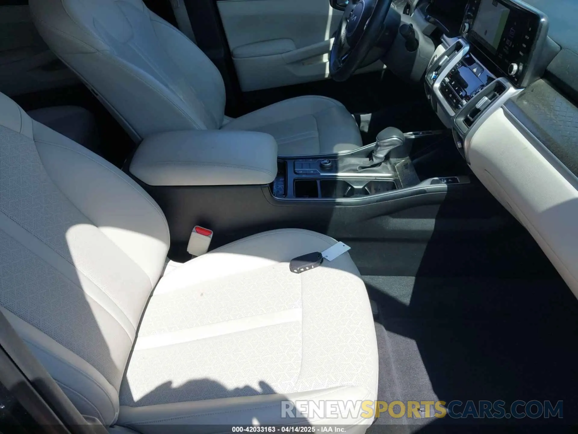 5 Photograph of a damaged car 5XYRL4LC5NG146164 KIA SORENTO 2022