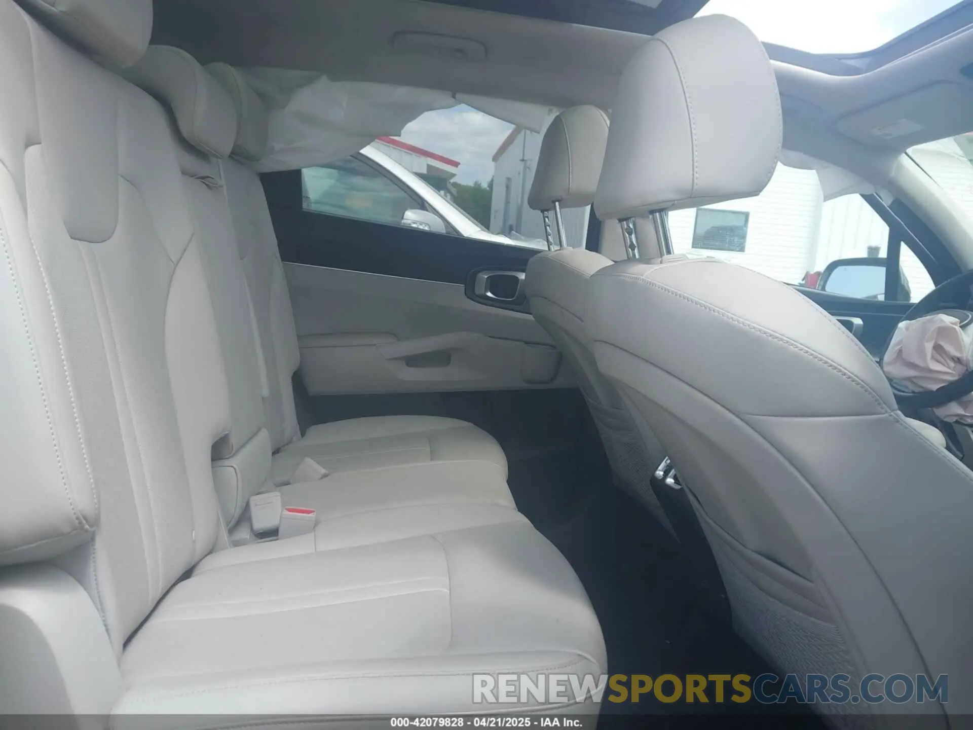 8 Photograph of a damaged car 5XYRL4LC5NG160615 KIA SORENTO 2022