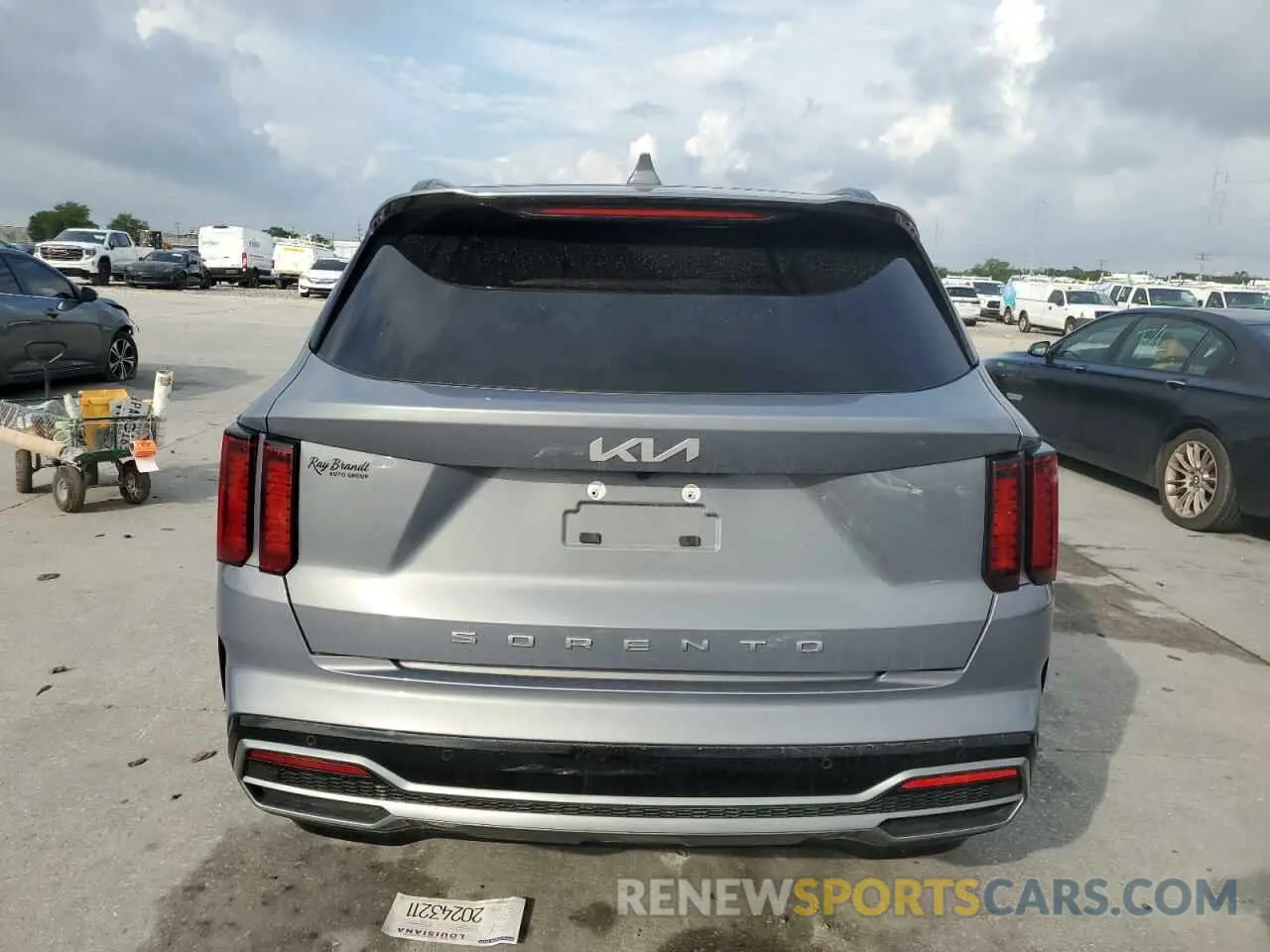 6 Photograph of a damaged car 5XYRL4LC6NG120673 KIA SORENTO 2022