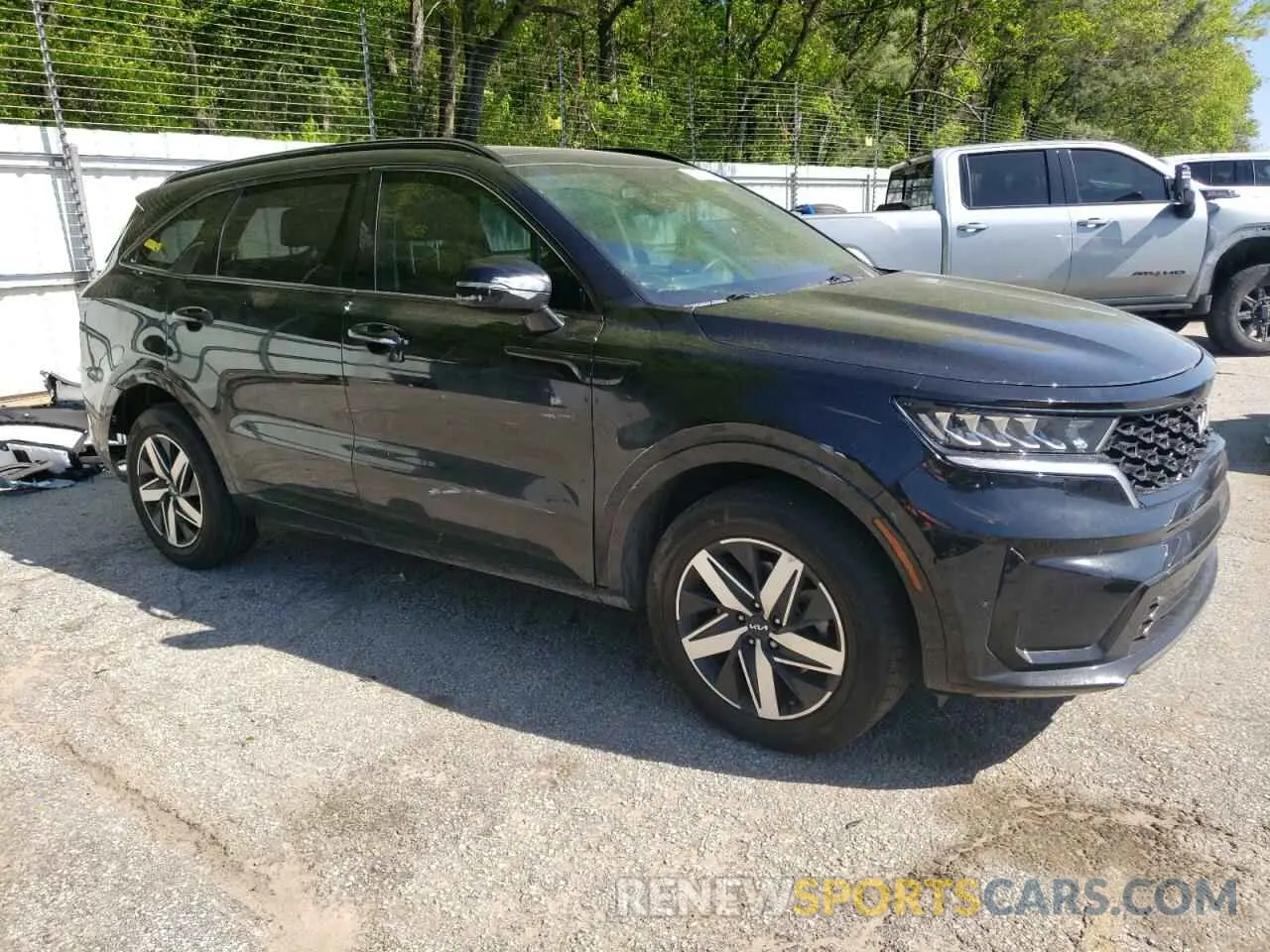 4 Photograph of a damaged car 5XYRL4LC8NG126135 KIA SORENTO 2022