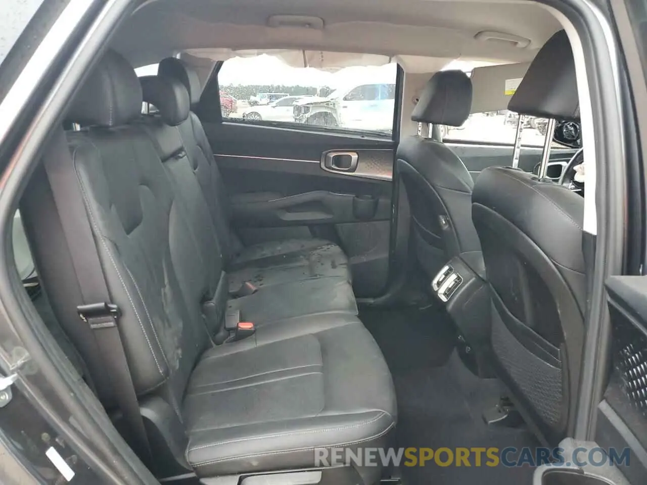 11 Photograph of a damaged car 5XYRL4LC8NG156168 KIA SORENTO 2022