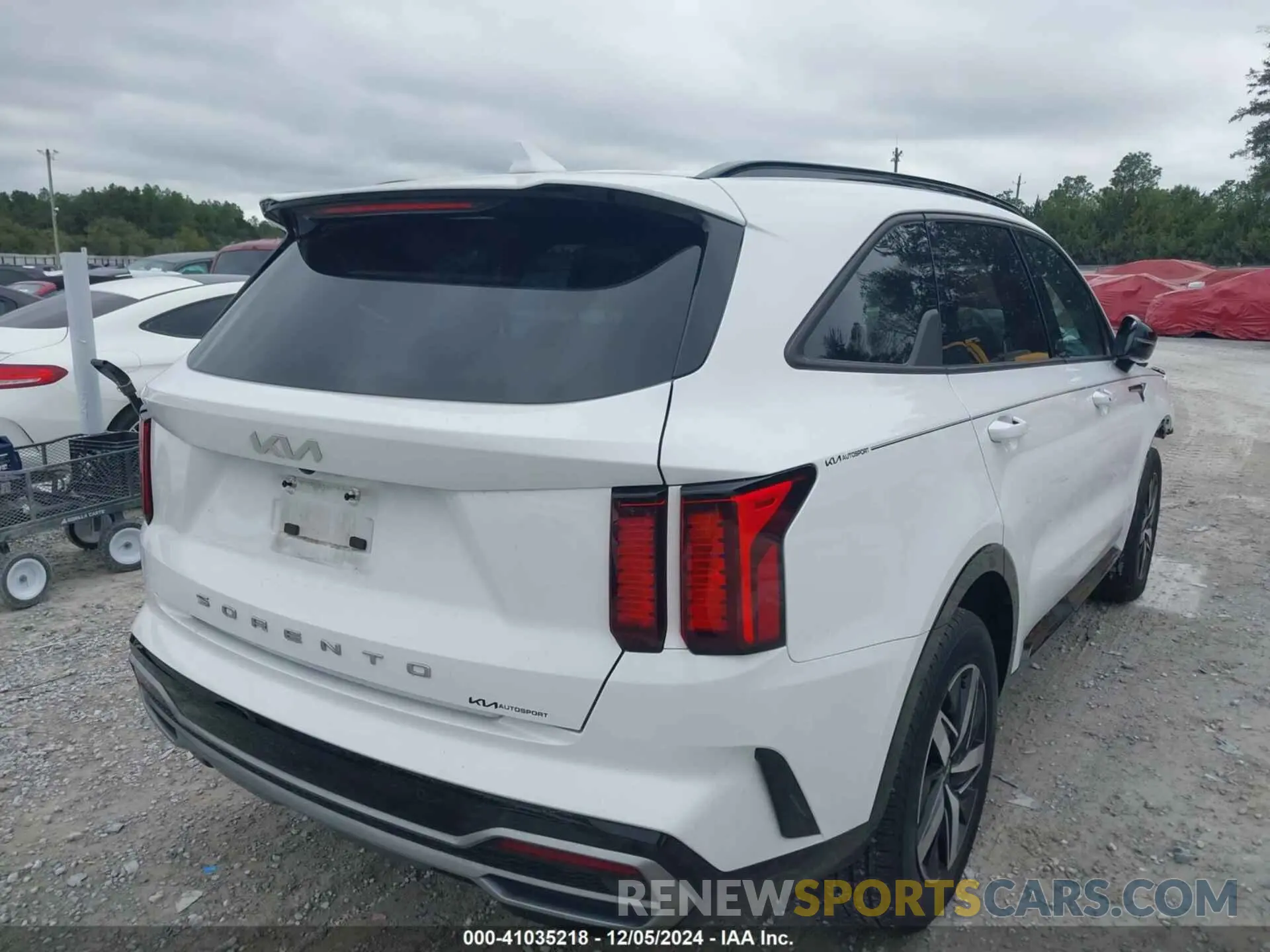 4 Photograph of a damaged car 5XYRL4LCXNG151117 KIA SORENTO 2022