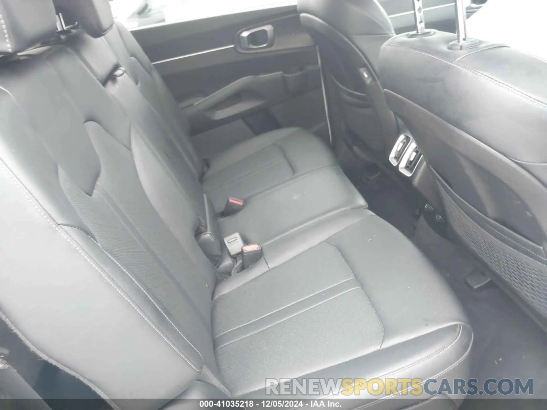 8 Photograph of a damaged car 5XYRL4LCXNG151117 KIA SORENTO 2022
