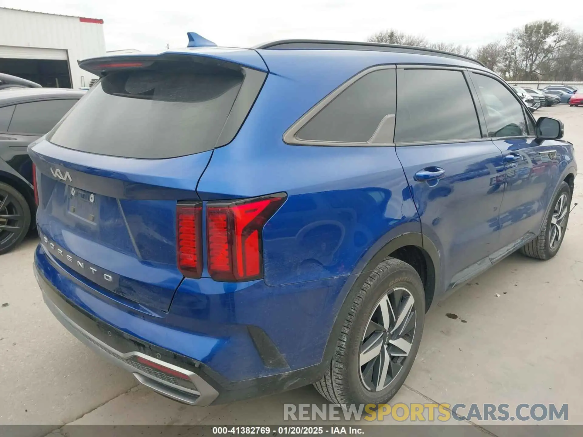 4 Photograph of a damaged car 5XYRL4LCXNG159816 KIA SORENTO 2022