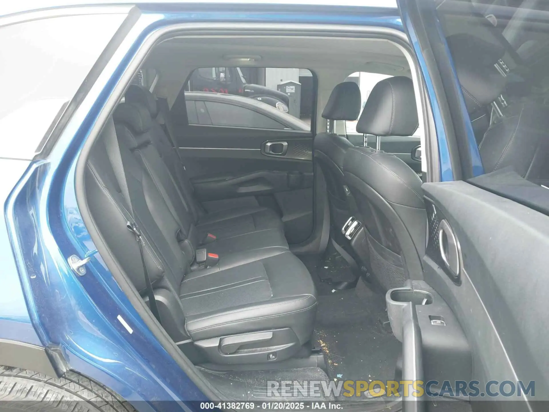 8 Photograph of a damaged car 5XYRL4LCXNG159816 KIA SORENTO 2022
