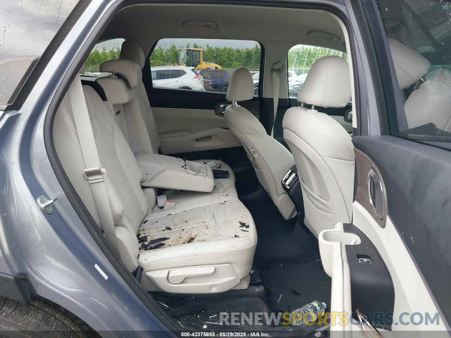 8 Photograph of a damaged car 5XYRLDLC1NG085105 KIA SORENTO 2022