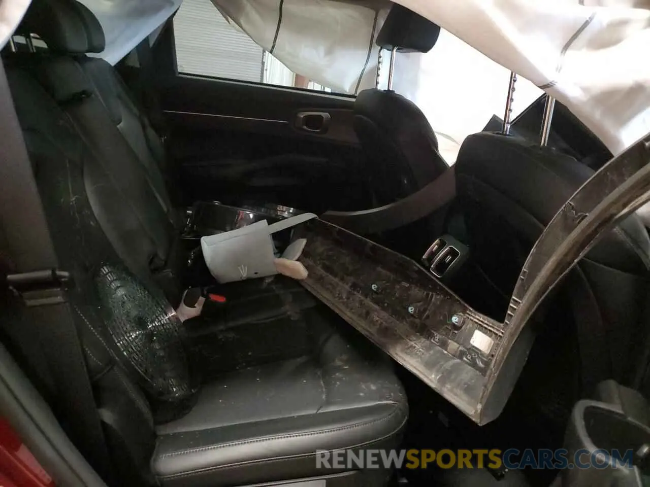 11 Photograph of a damaged car 5XYRLDLC1NG085136 KIA SORENTO 2022