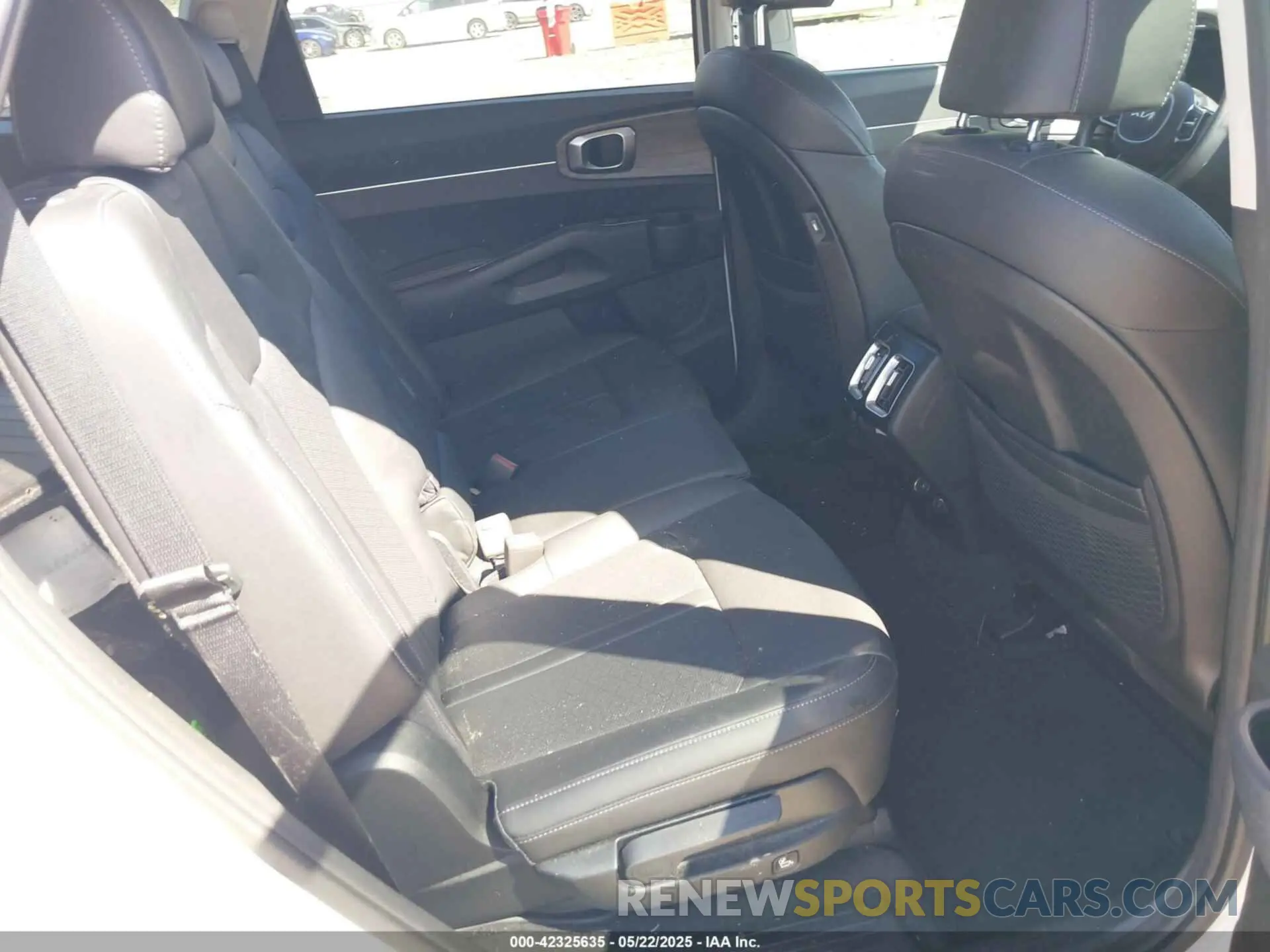 8 Photograph of a damaged car 5XYRLDLC7NG145162 KIA SORENTO 2022