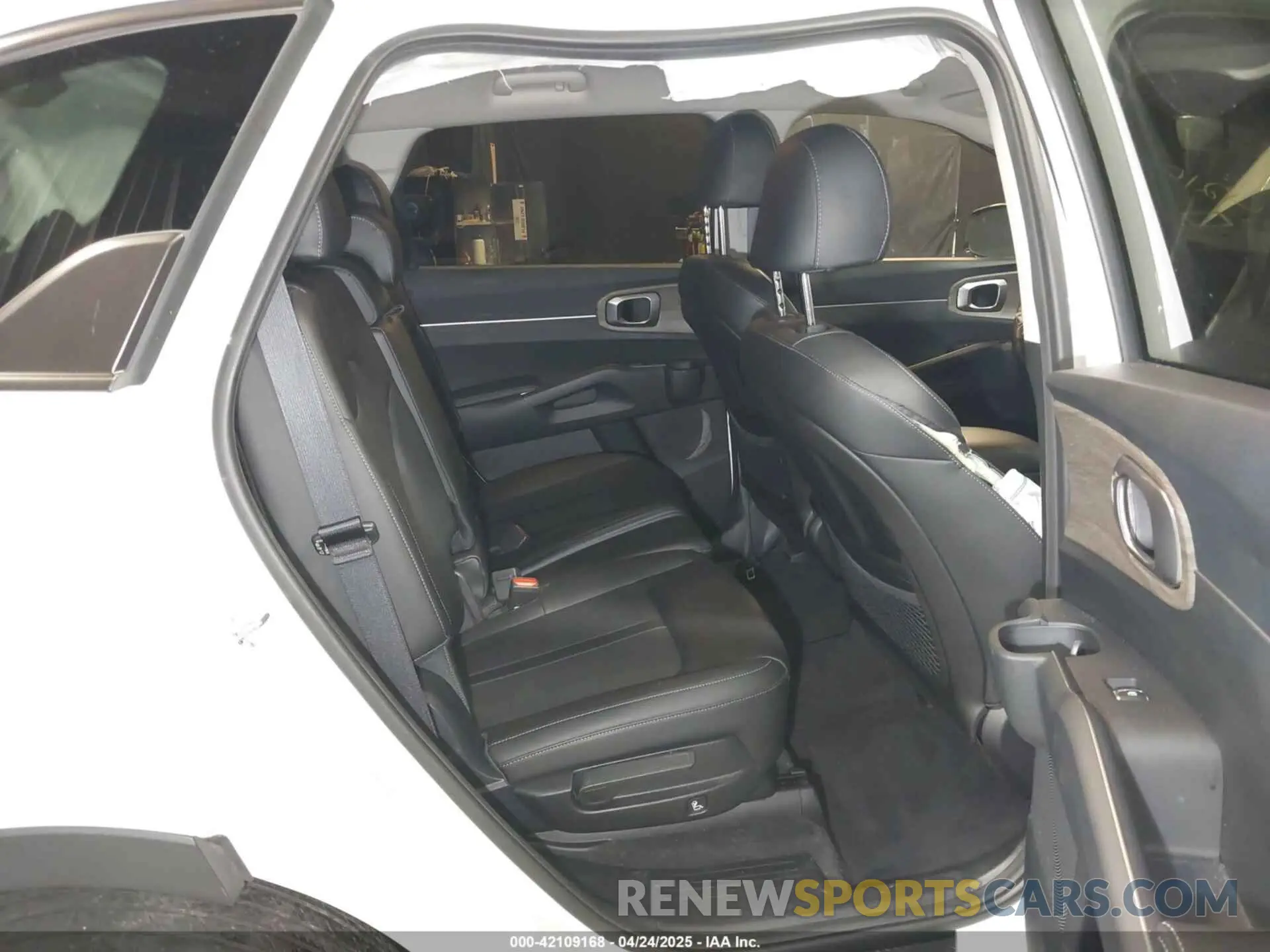 8 Photograph of a damaged car 5XYRLDLC9NG118254 KIA SORENTO 2022