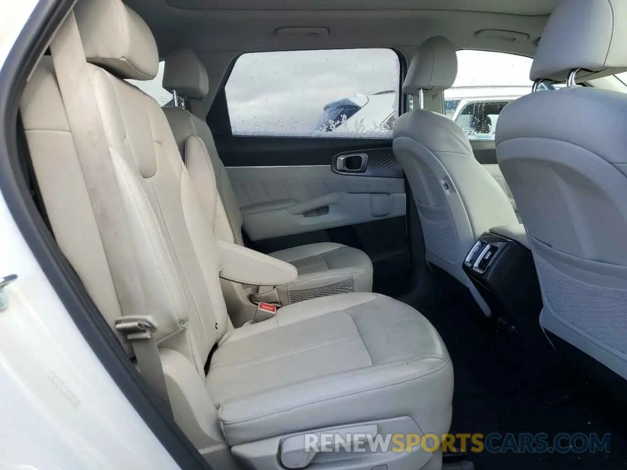 11 Photograph of a damaged car KNDRJDLH2N5072387 KIA SORENTO 2022