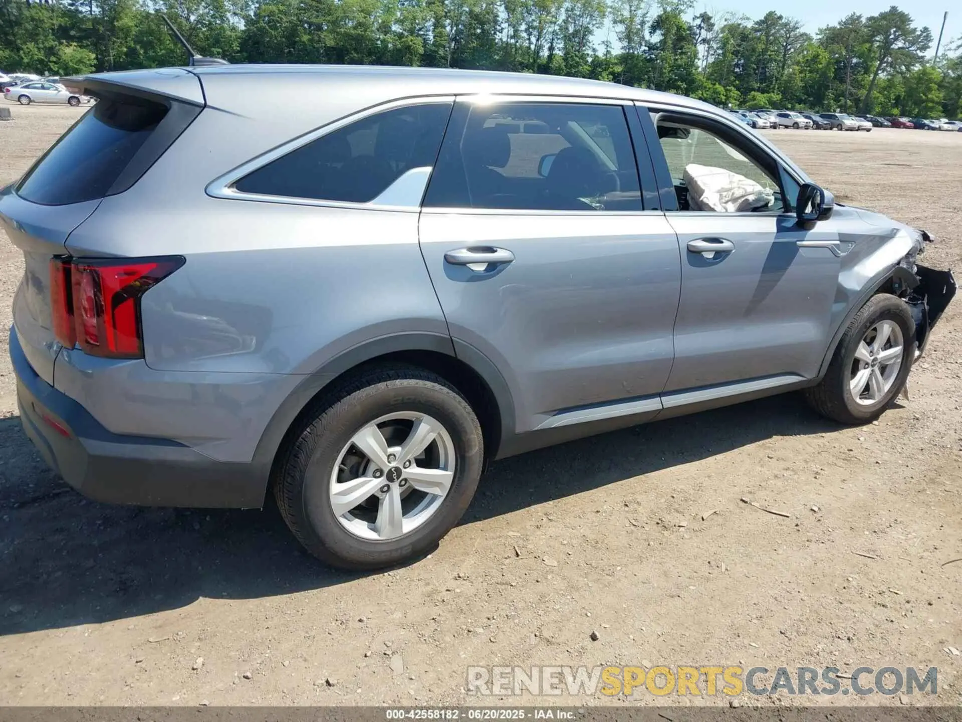 4 Photograph of a damaged car 5XYRG4LC5PG225941 KIA SORENTO 2023