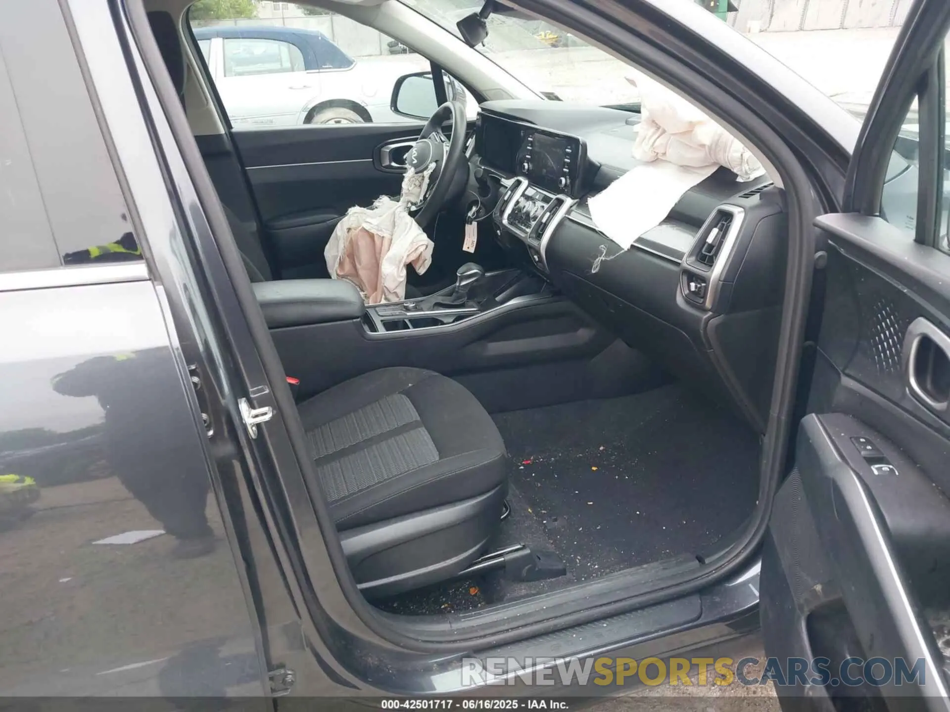 5 Photograph of a damaged car 5XYRG4LCXPG228639 KIA SORENTO 2023