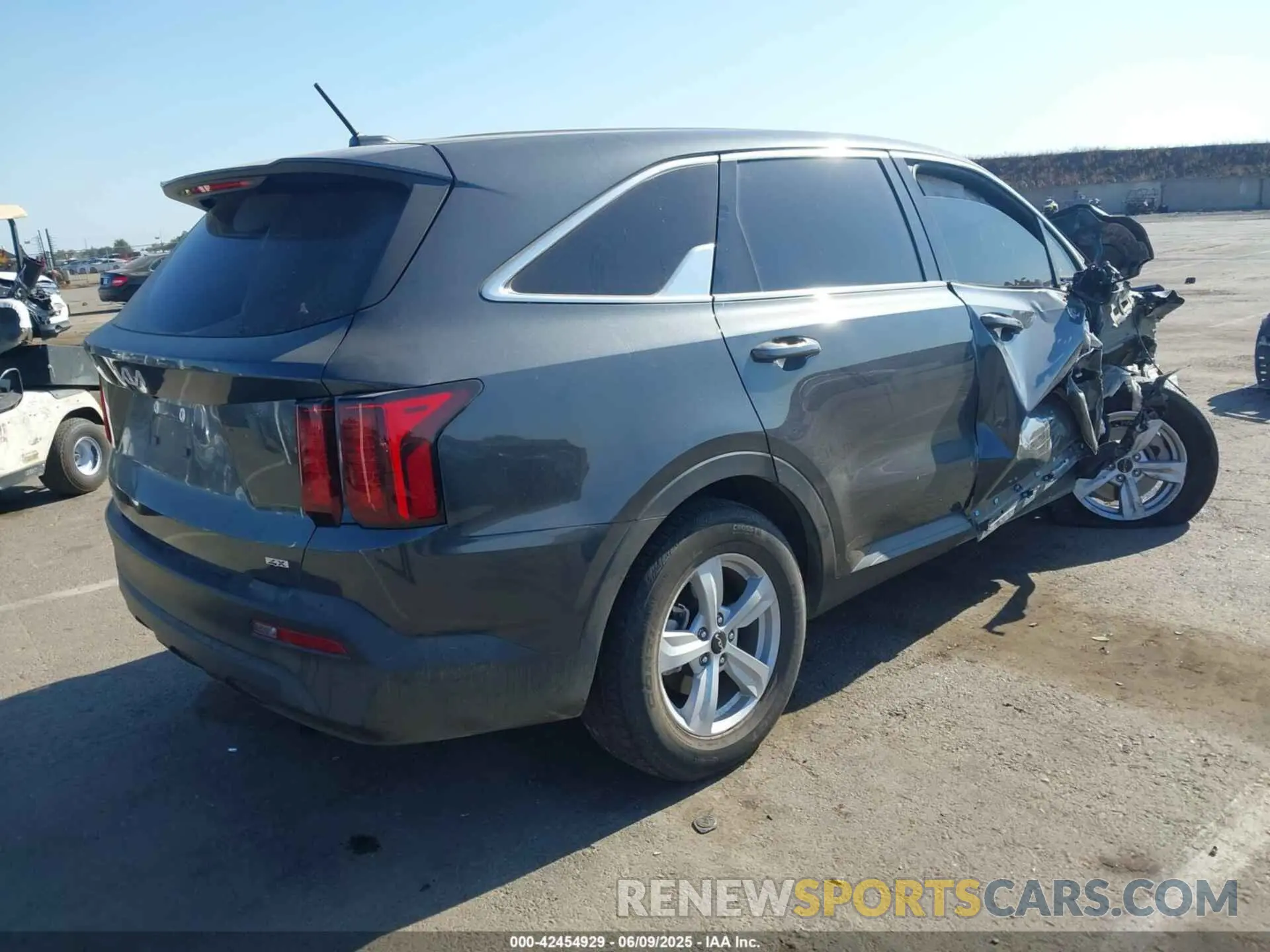 4 Photograph of a damaged car 5XYRGDLC8PG207918 KIA SORENTO 2023