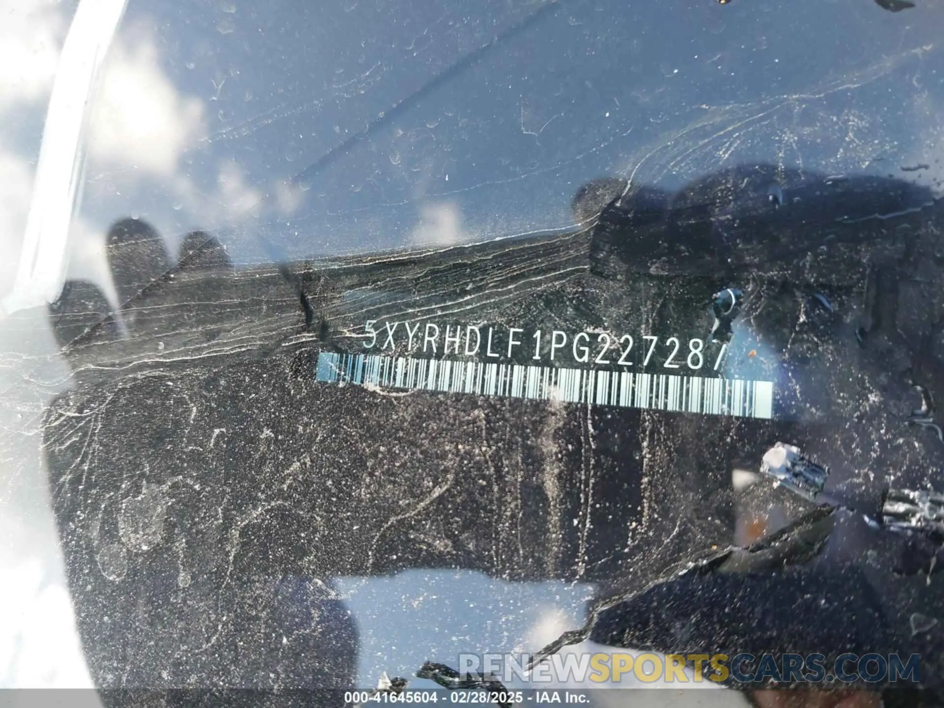 17 Photograph of a damaged car 5XYRHDLF1PG227287 KIA SORENTO 2023