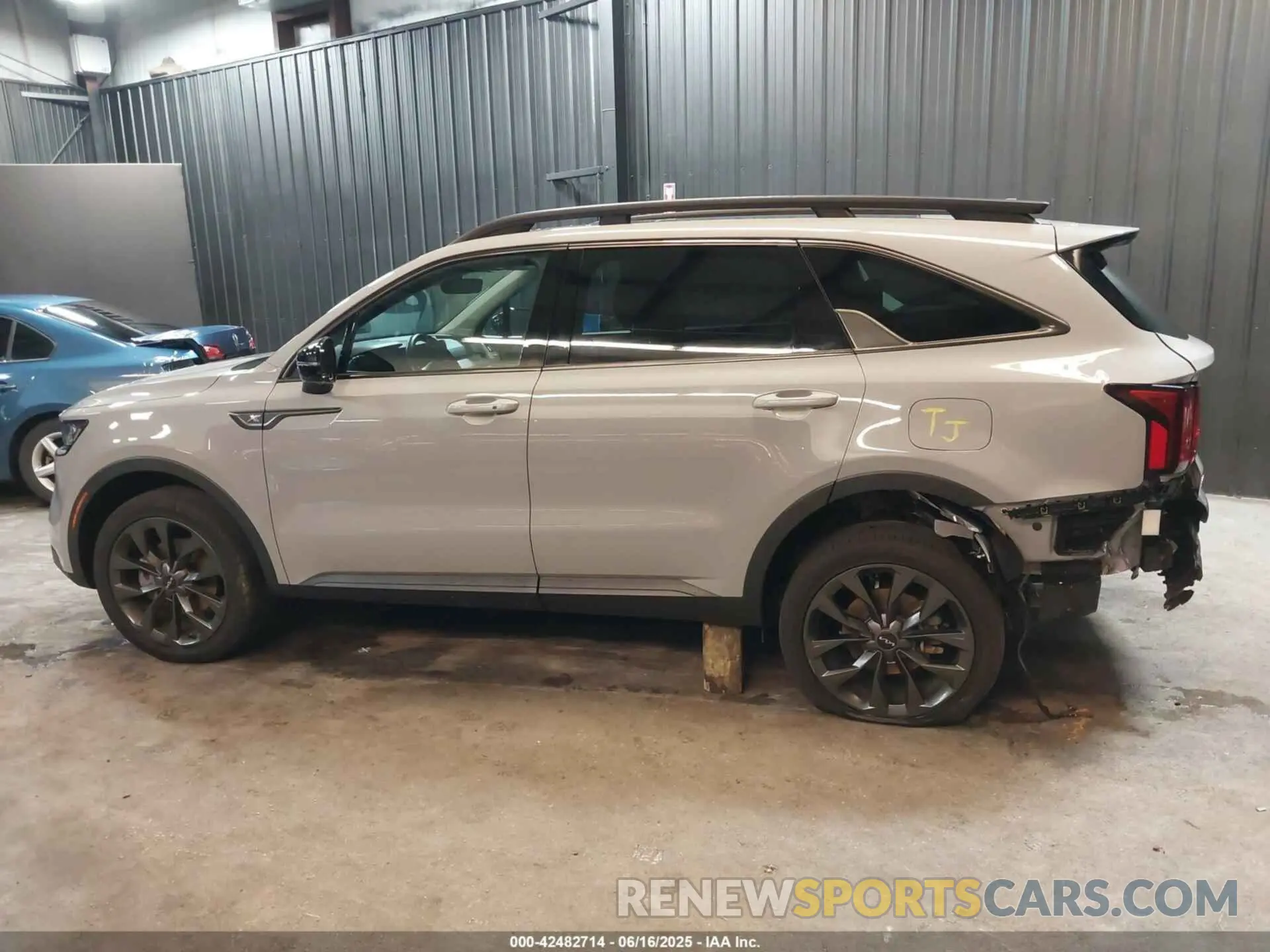 14 Photograph of a damaged car 5XYRHDLF4PG247484 KIA SORENTO 2023