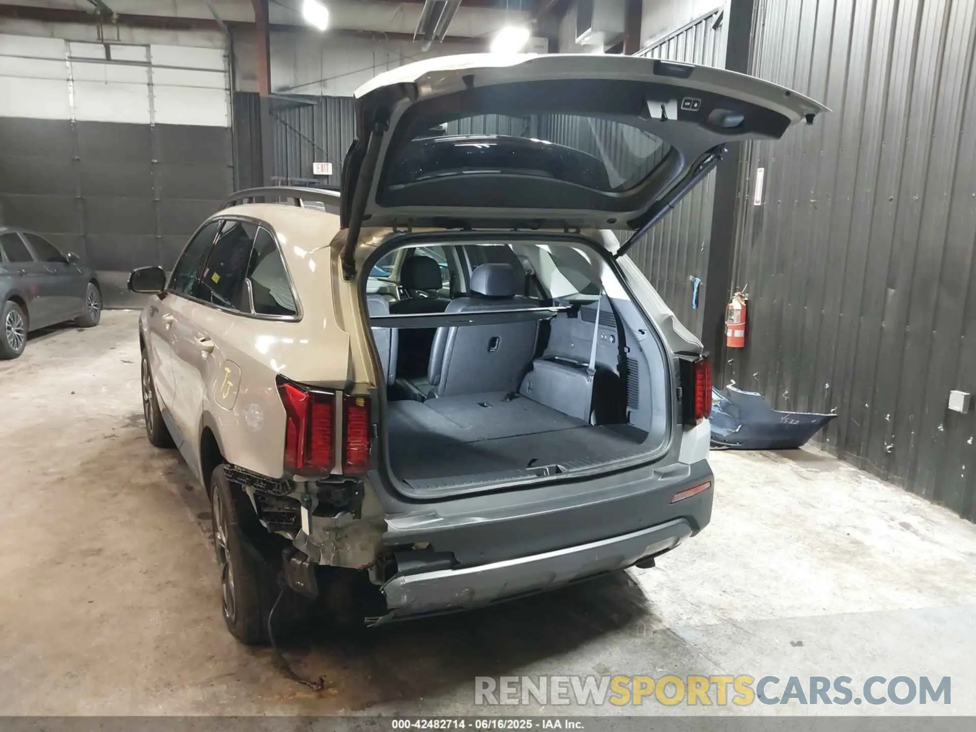 3 Photograph of a damaged car 5XYRHDLF4PG247484 KIA SORENTO 2023