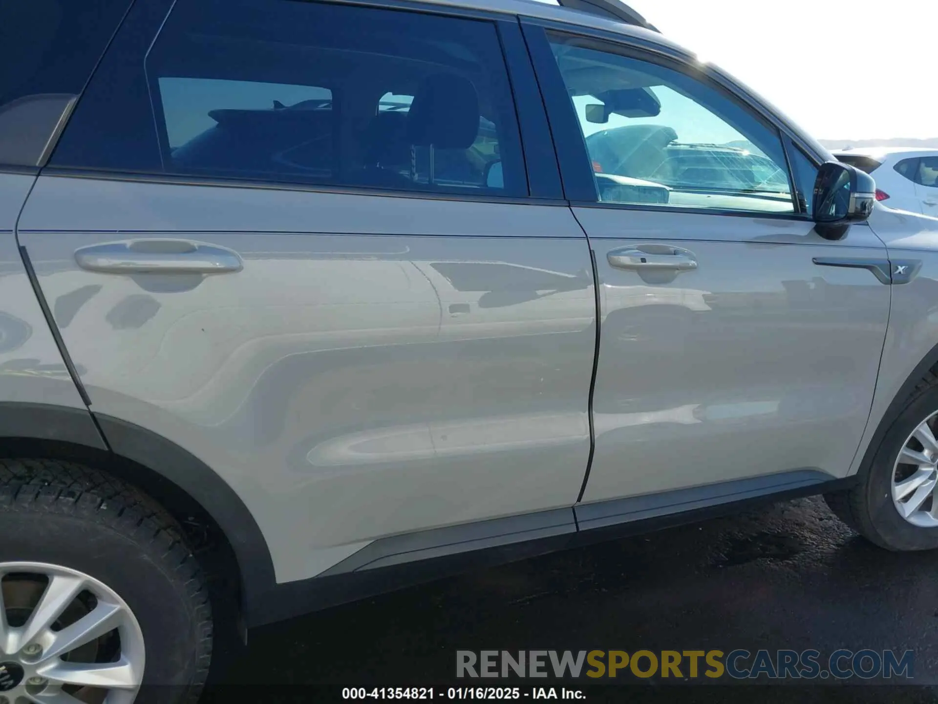 13 Photograph of a damaged car 5XYRHDLF8PG164429 KIA SORENTO 2023