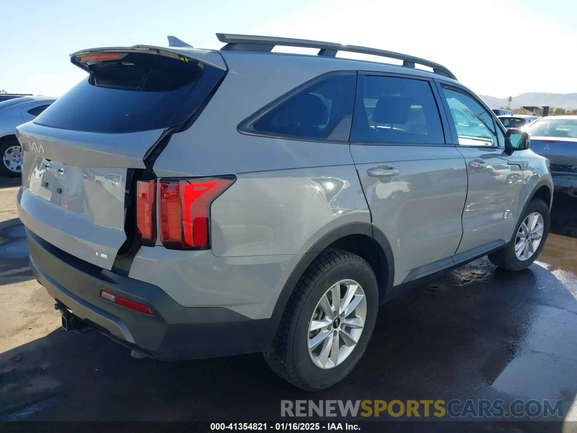 4 Photograph of a damaged car 5XYRHDLF8PG164429 KIA SORENTO 2023