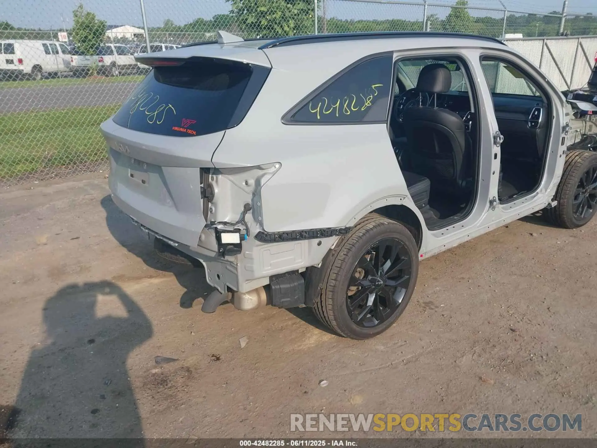 4 Photograph of a damaged car 5XYRK4LF3PG172102 KIA SORENTO 2023