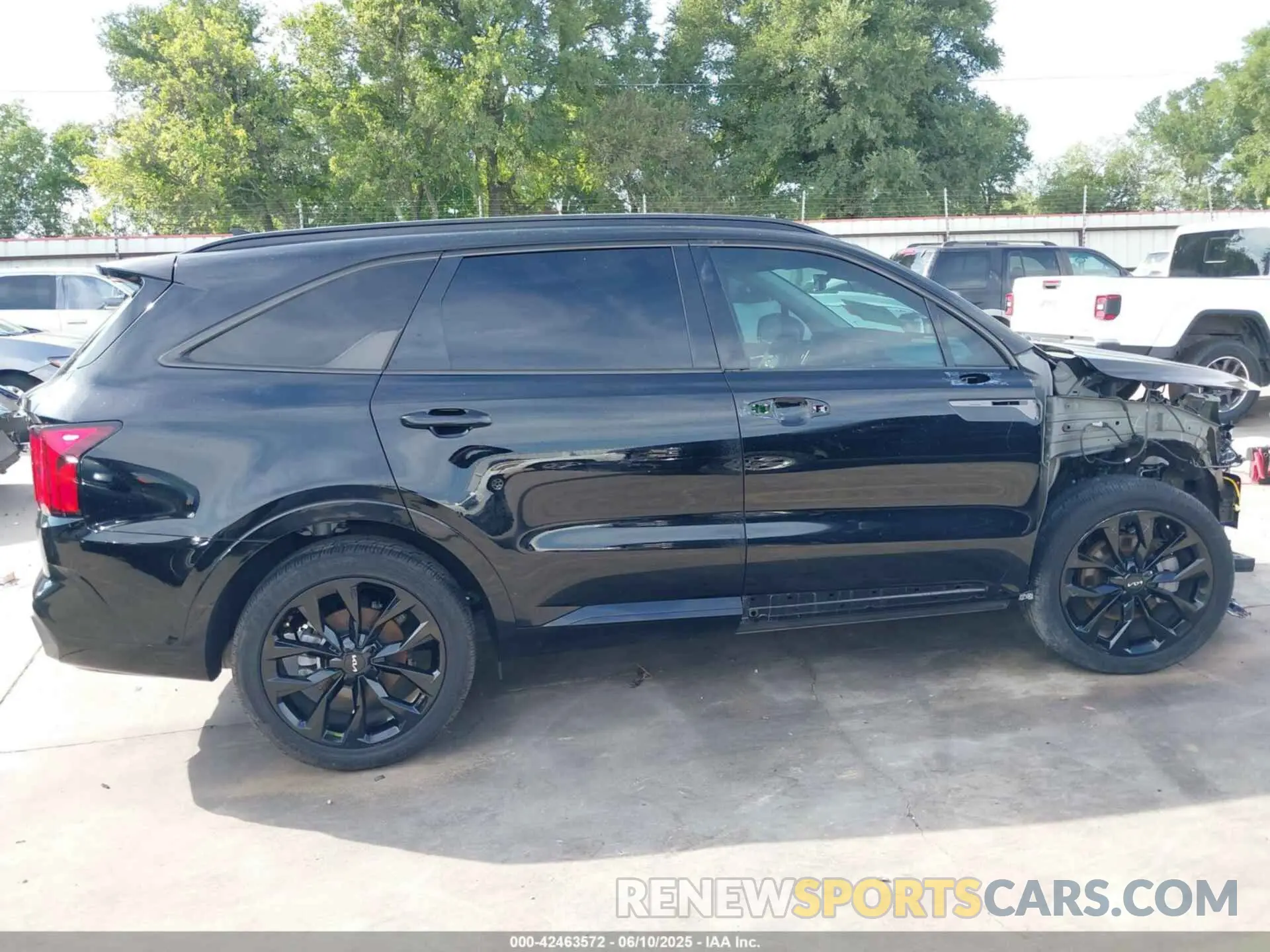 14 Photograph of a damaged car 5XYRK4LFXPG202339 KIA SORENTO 2023