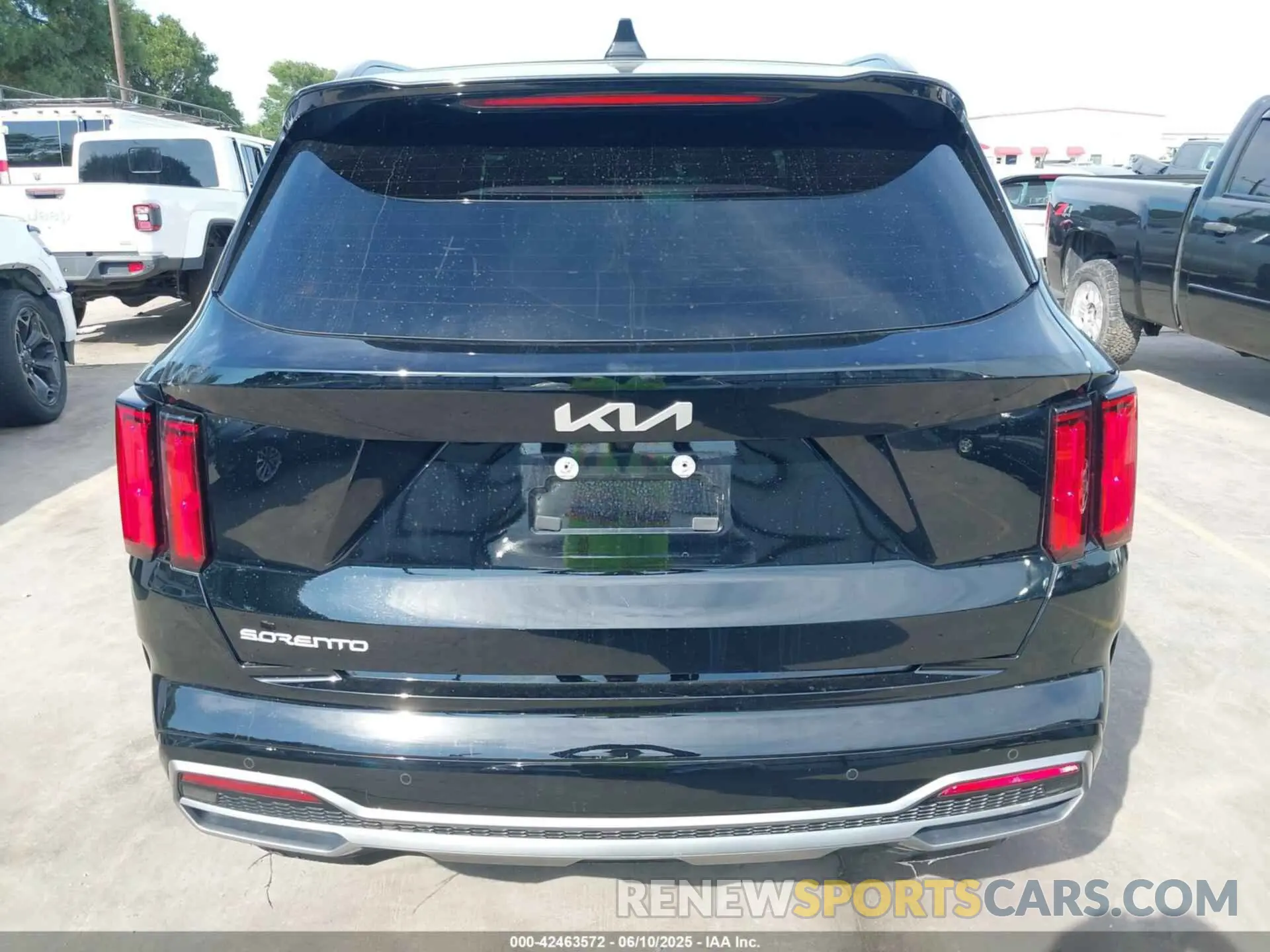 17 Photograph of a damaged car 5XYRK4LFXPG202339 KIA SORENTO 2023