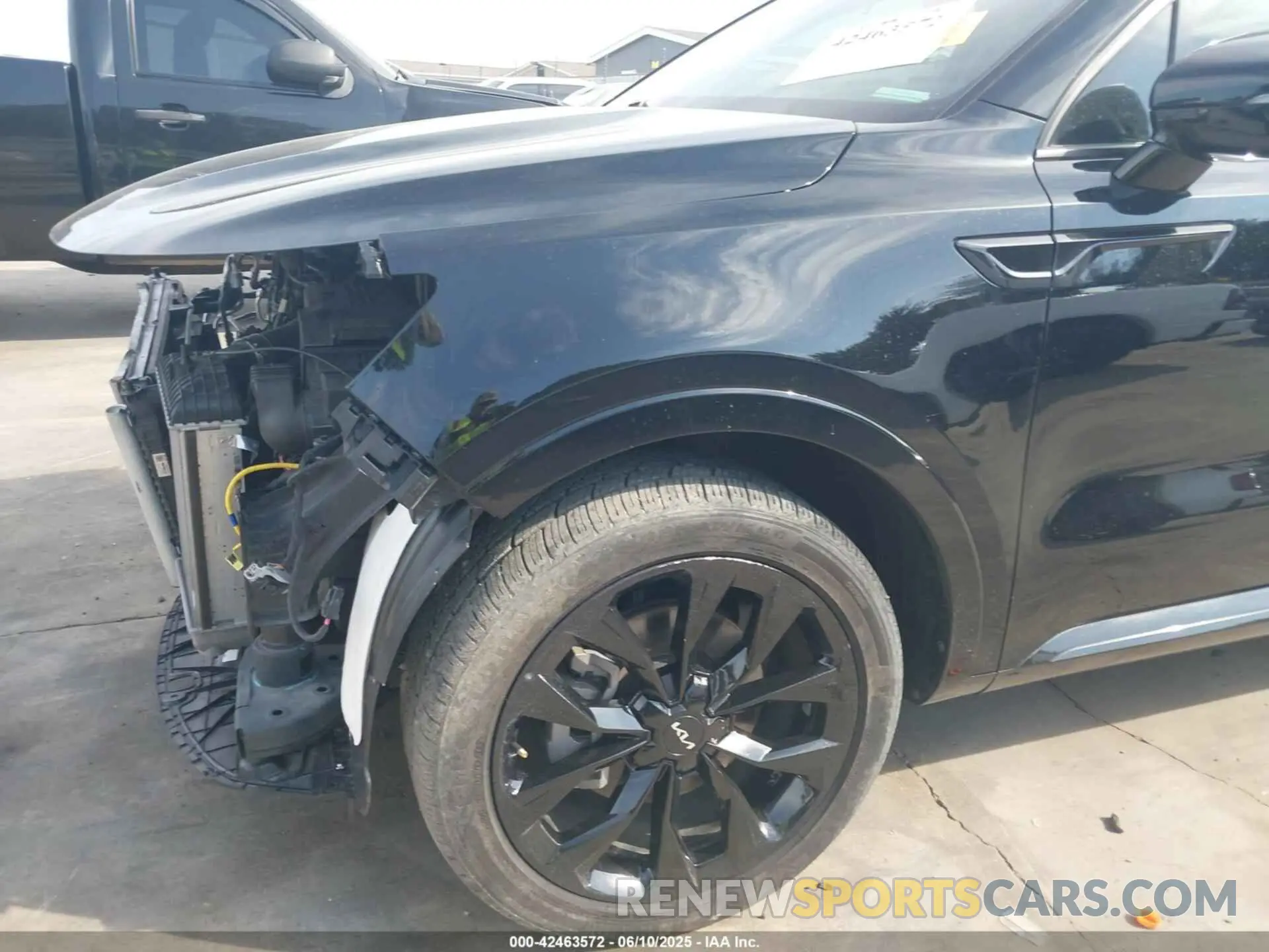 18 Photograph of a damaged car 5XYRK4LFXPG202339 KIA SORENTO 2023