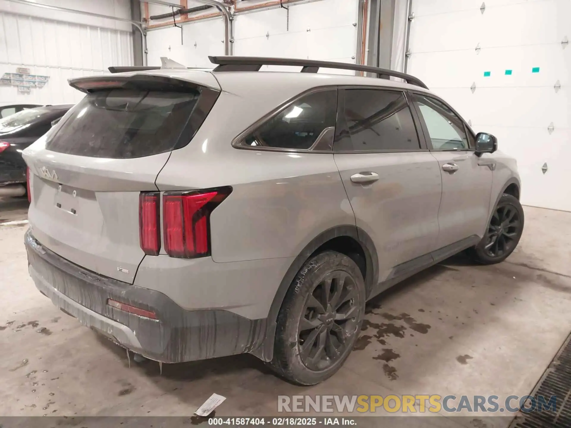4 Photograph of a damaged car 5XYRKDLF0PG189570 KIA SORENTO 2023